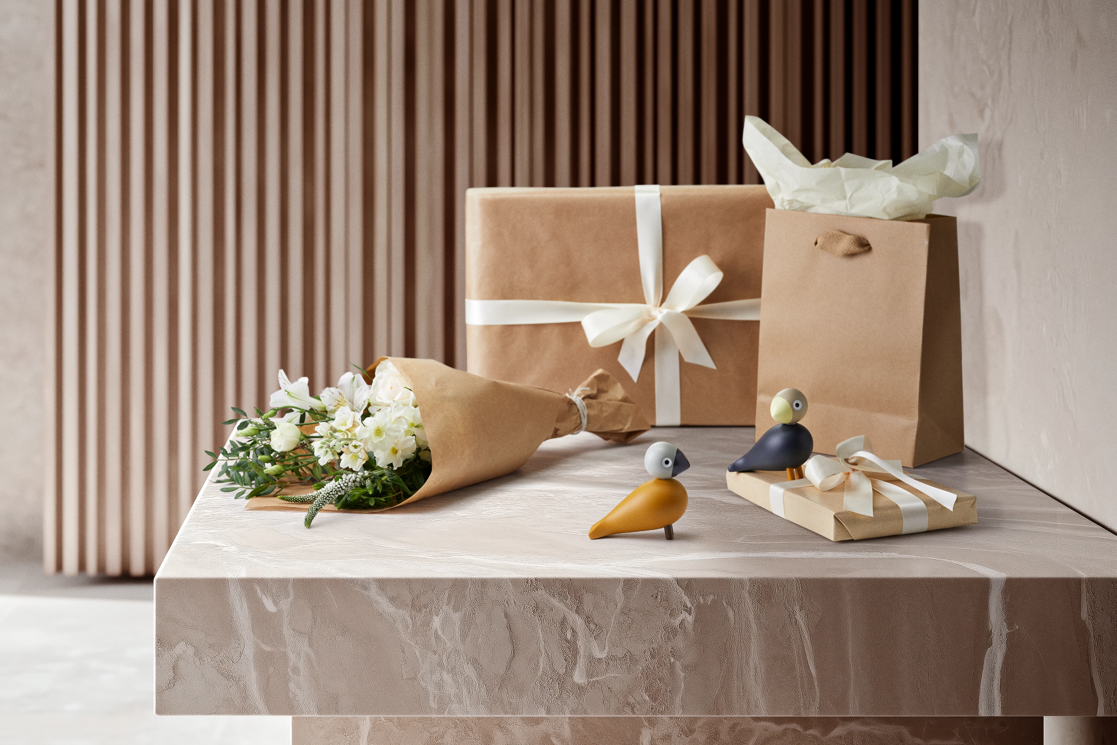 You & Me Turtelduer H9 cm 1 sett fra Kay Bojesen i fargen Mørk Oker, laget av Tre