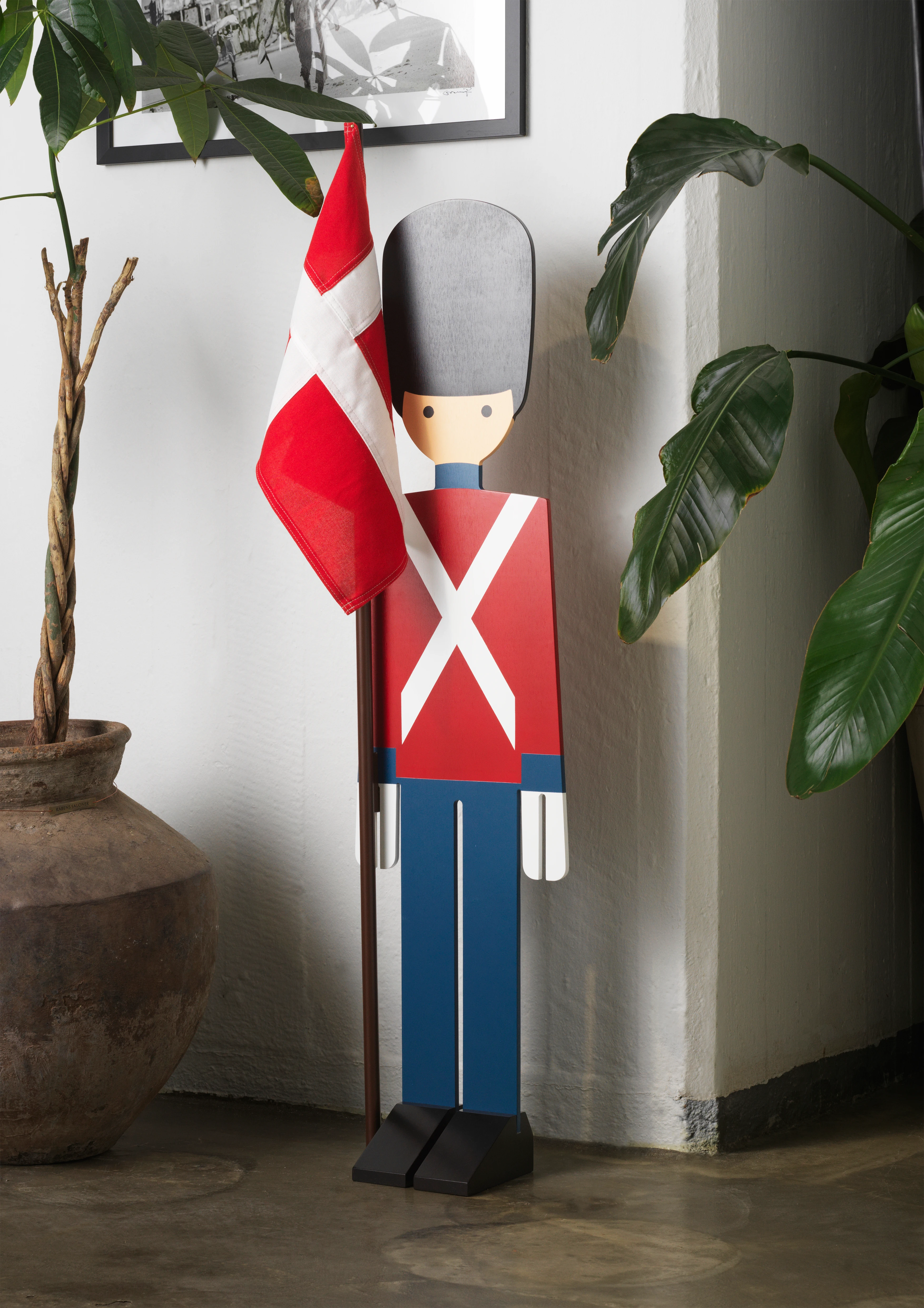 Garder flad m/flag H108 fra Kay Bojesen i farven Rød/Blå/Hvid, lavet af Træ