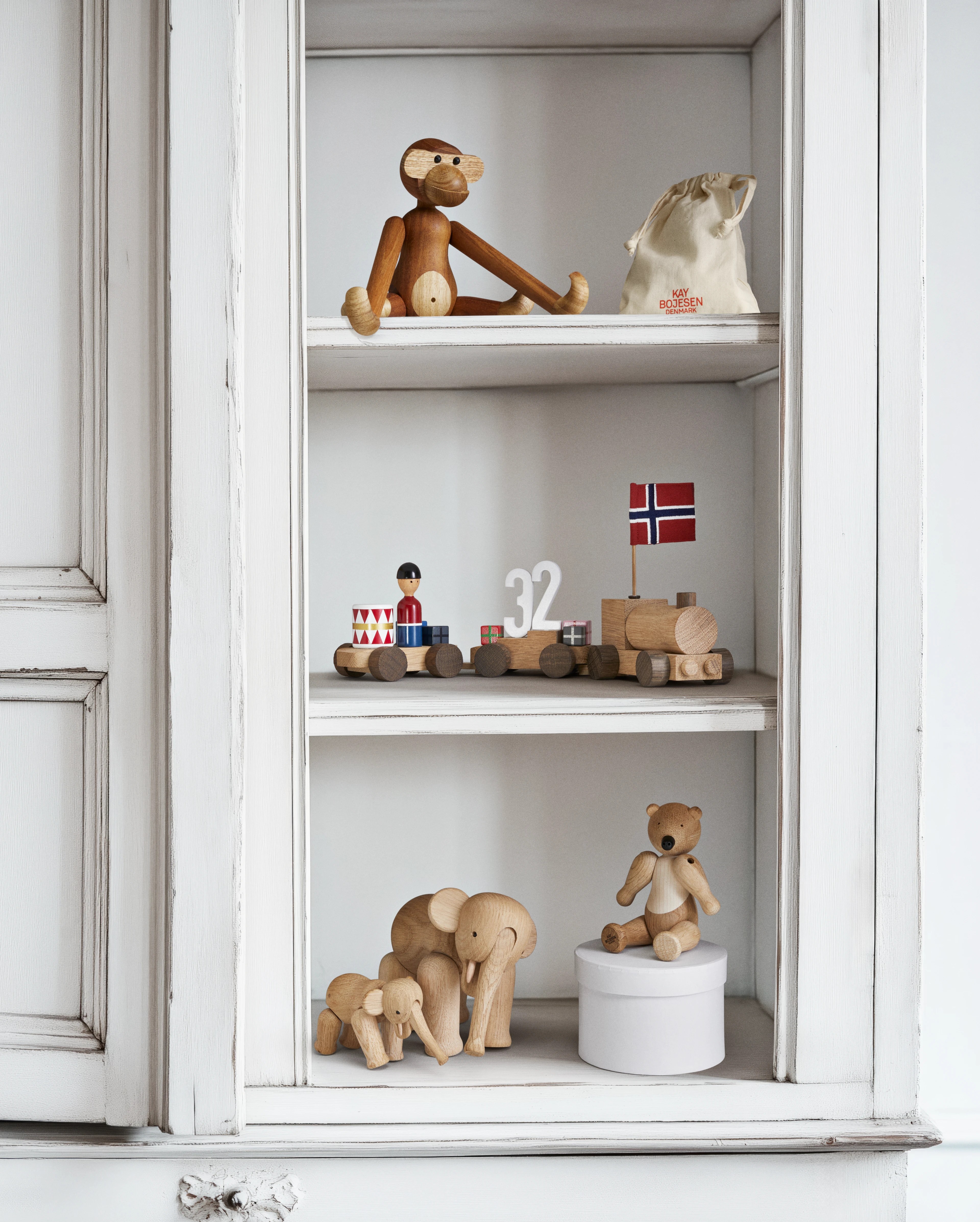 Bursdagstog, norsk fra Kay Bojesen i fargen Eik/Røkt eik, laget av Tre