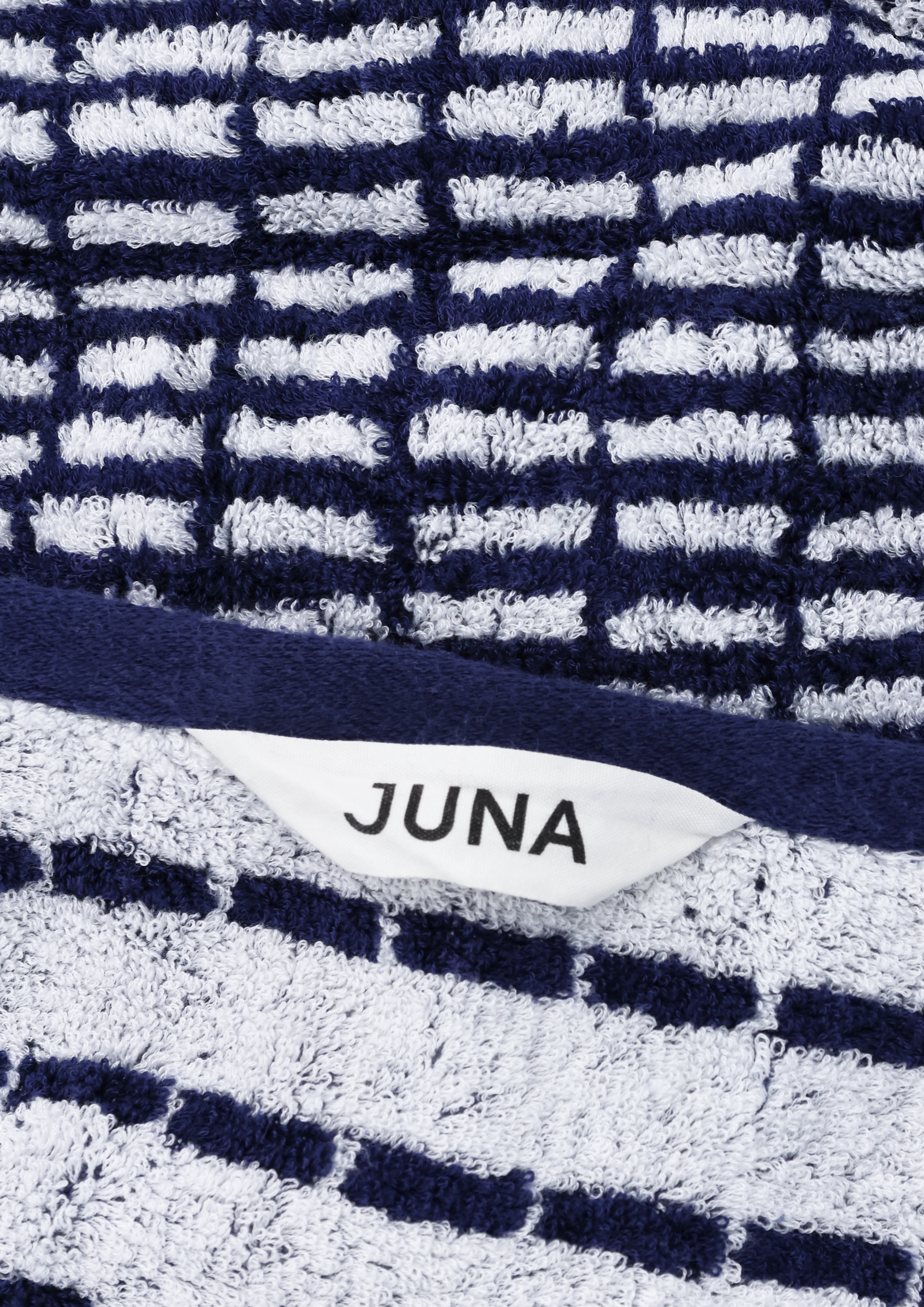 Handduk 70x140 cm från JUNA i färgen Mörkblå/Vit, tillverkad av Bomullsblandning