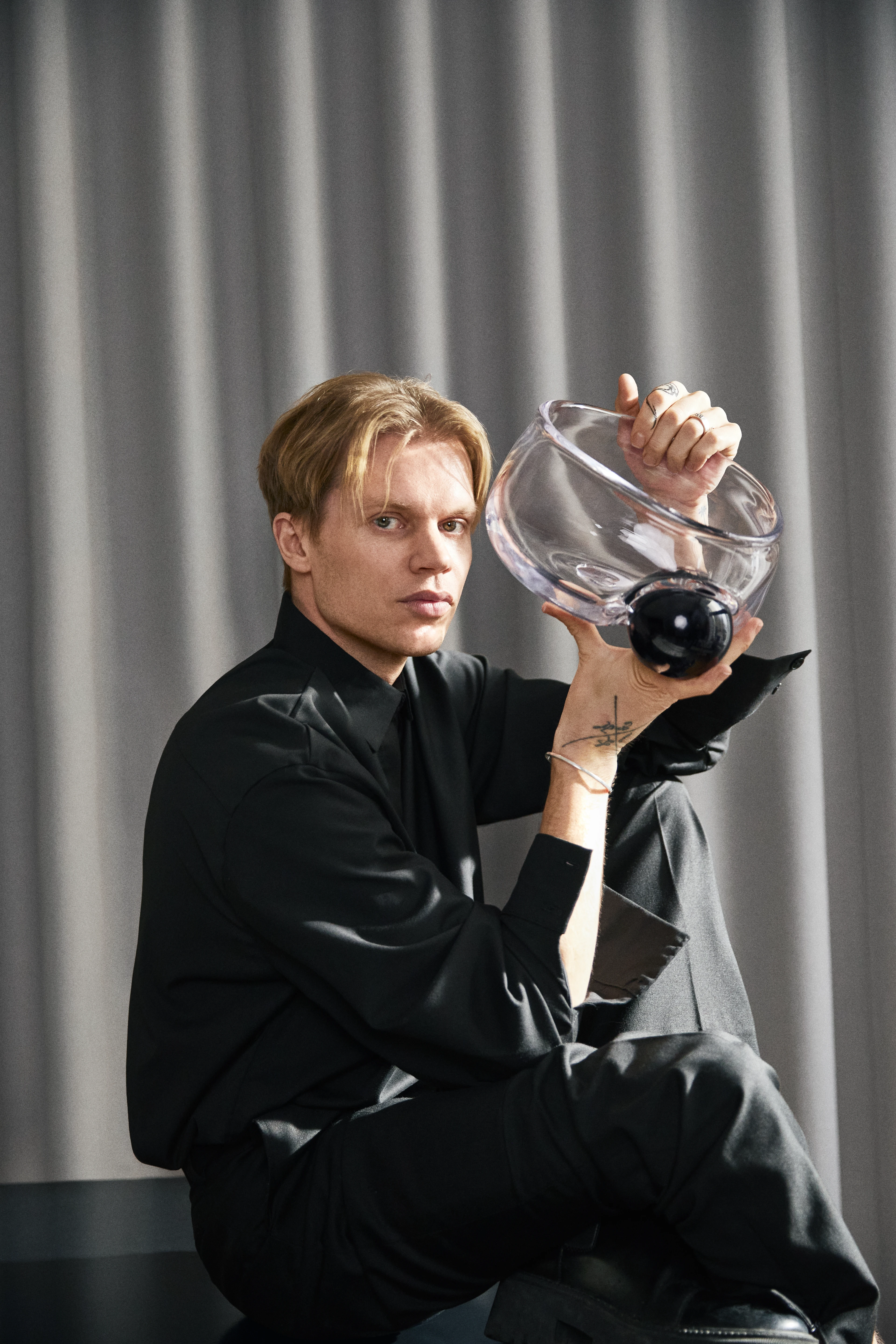 Holmegaard X Soeren Le Schmidt, Designer Soeren Le Schmidt ståe med Silhouette skålen i armene