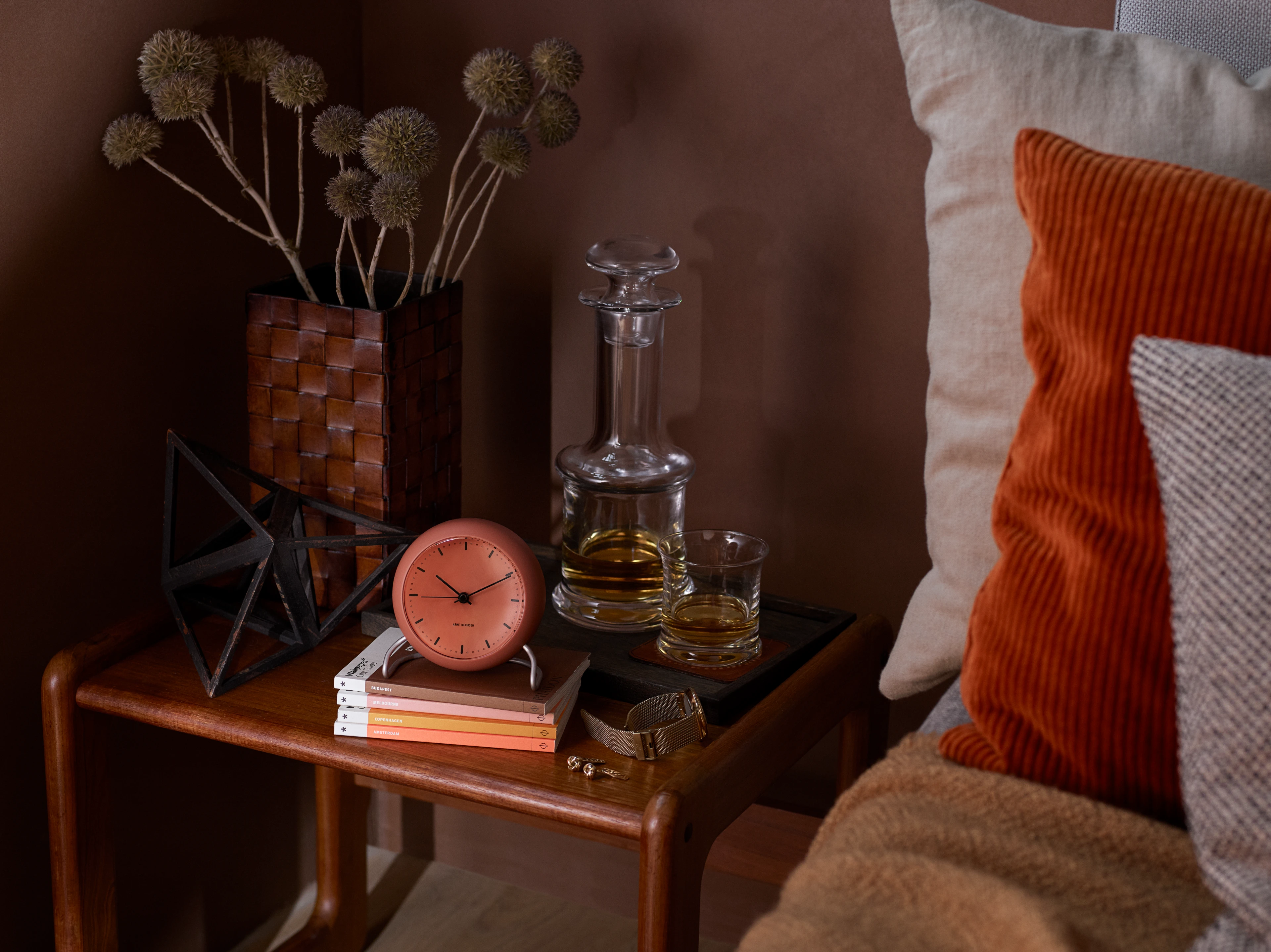 Arne Jacobsen Clocks Tischuhr Ø11 cm in Pale Orange