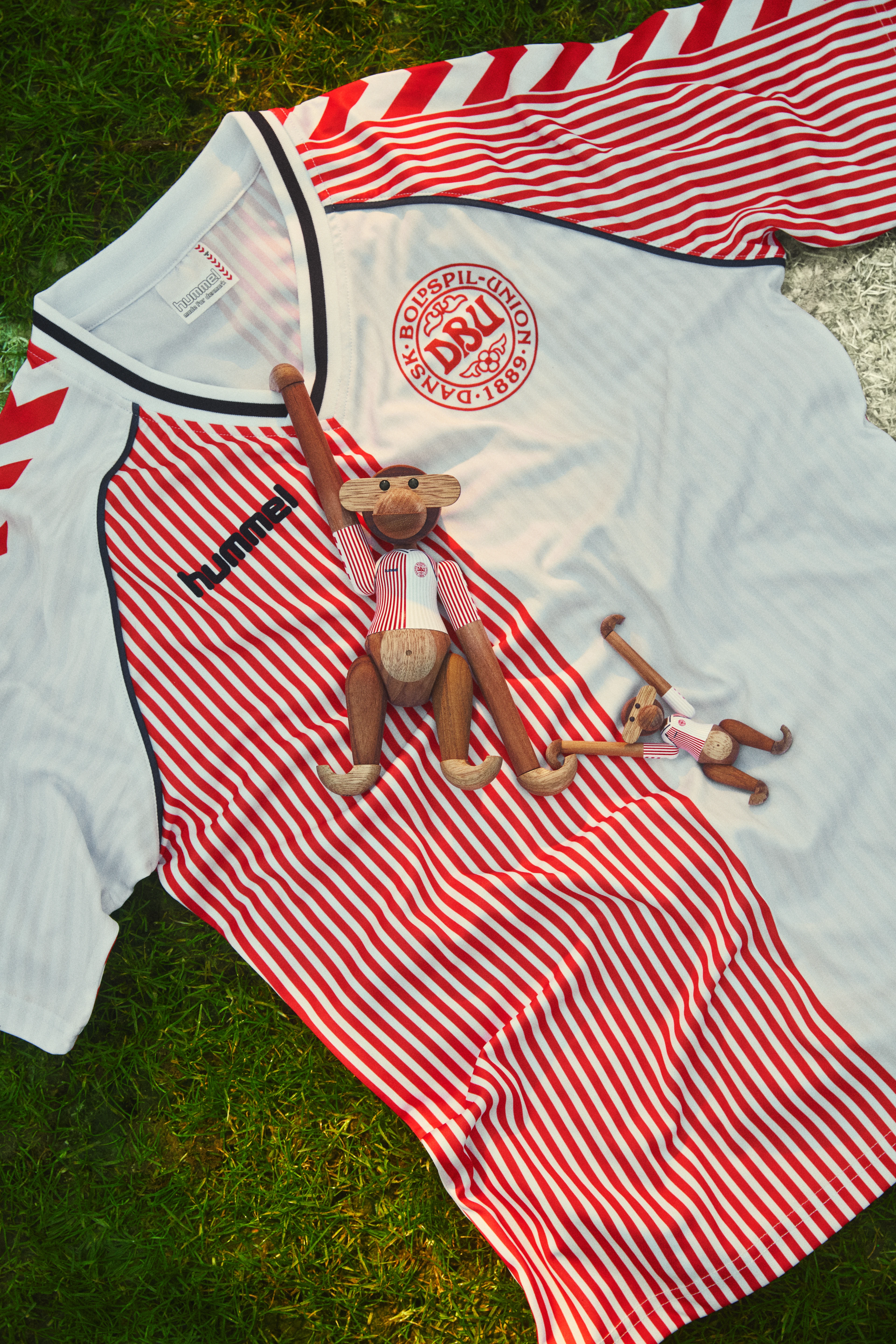 x DBU 86 Away Monkey small from Kay Bojesen in Teak/Limba color, made of Wood