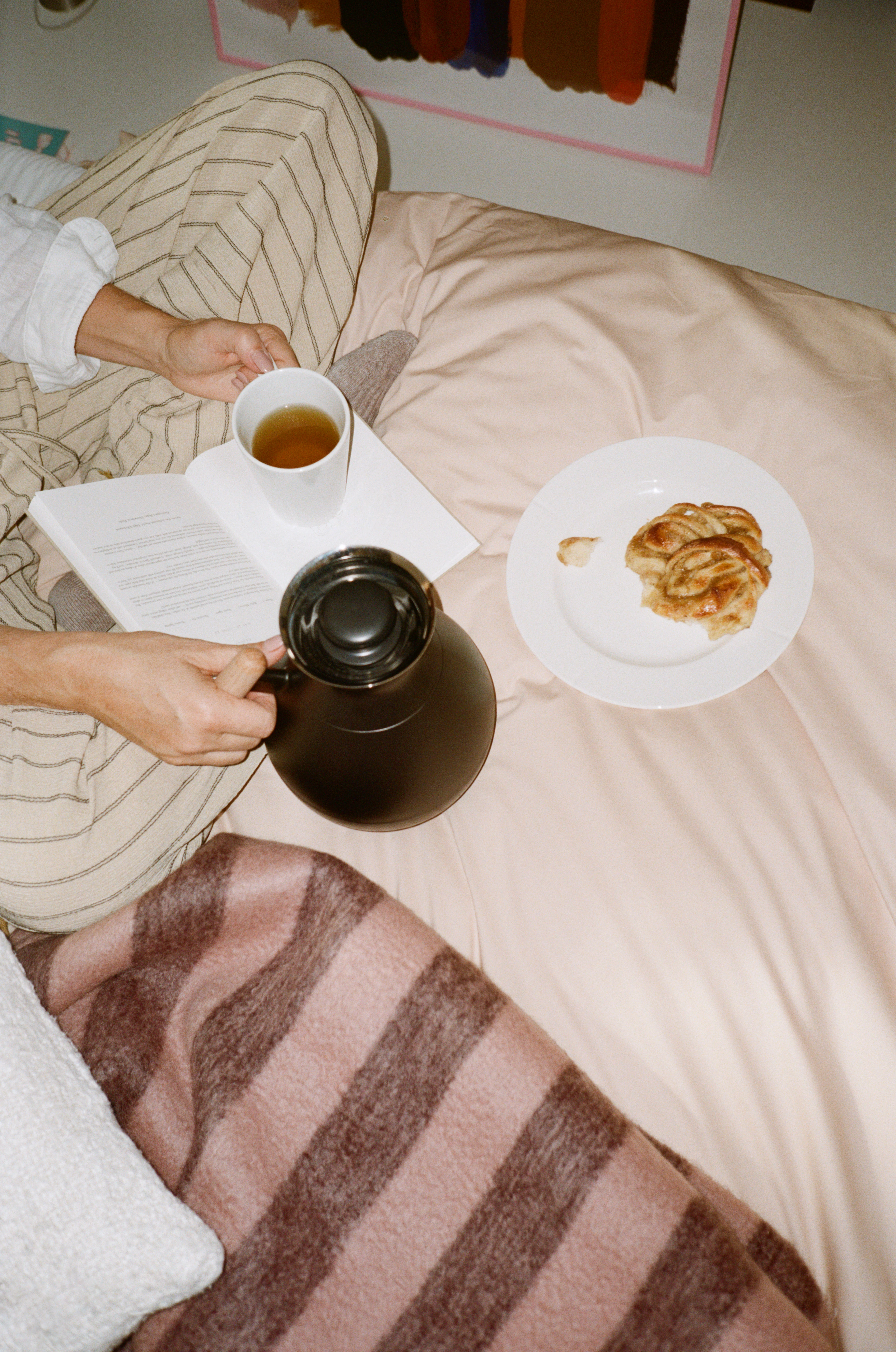 Stay warm thermos jug round 1,0 l from Rosendahl in Black color, made of Plastic