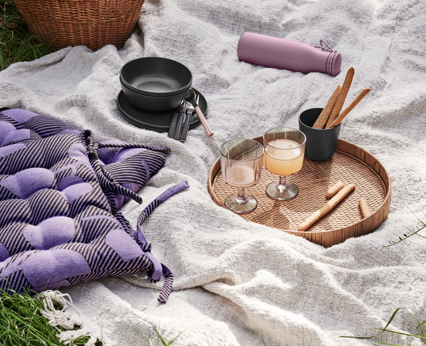 Picnic på tæppe med bakke, glas og køkkengrej – ideel gave til udendørs hygge