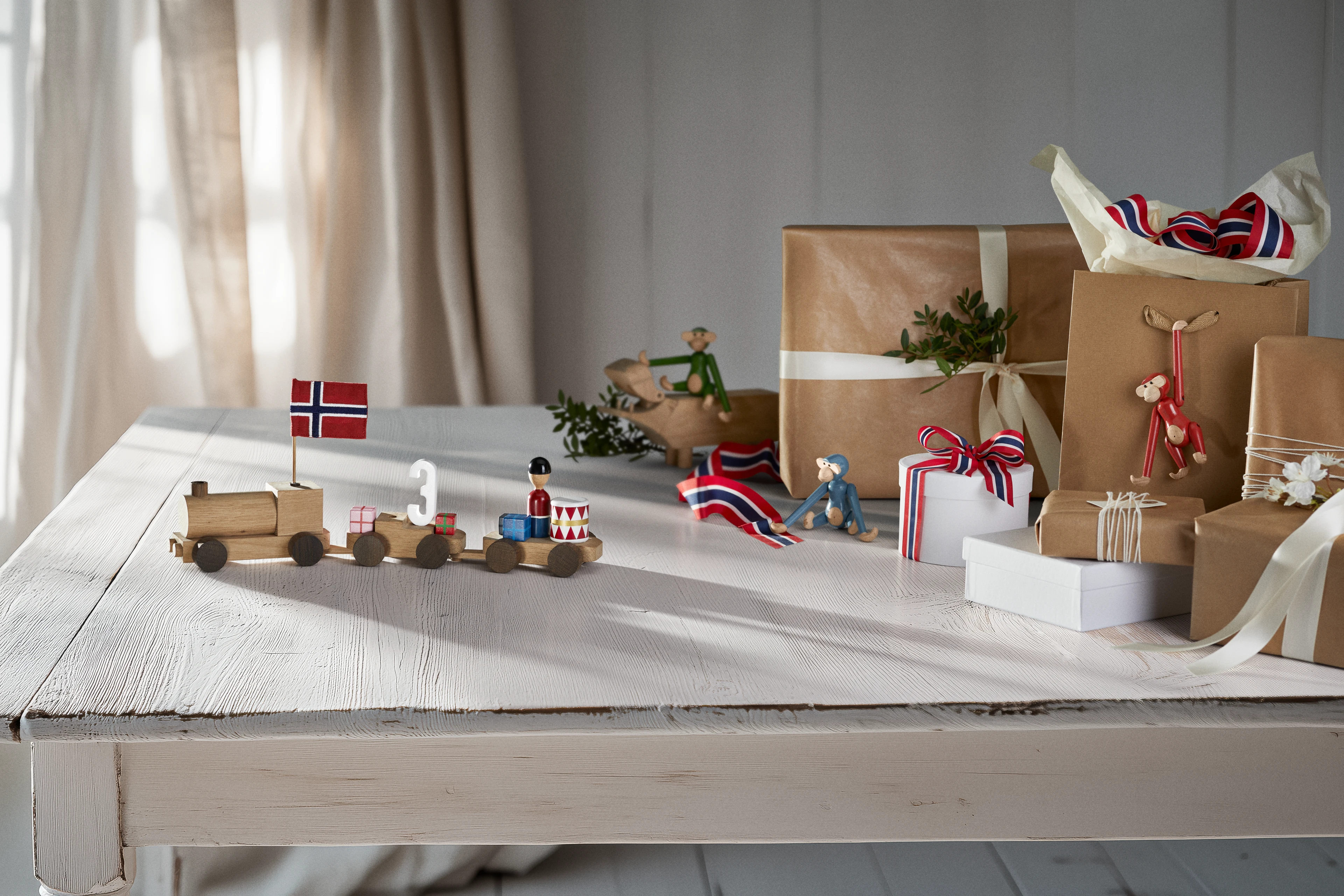 Fødselsdagstog Norge fra Kay Bojesen i farven Eg/Røget eg, lavet af Træ