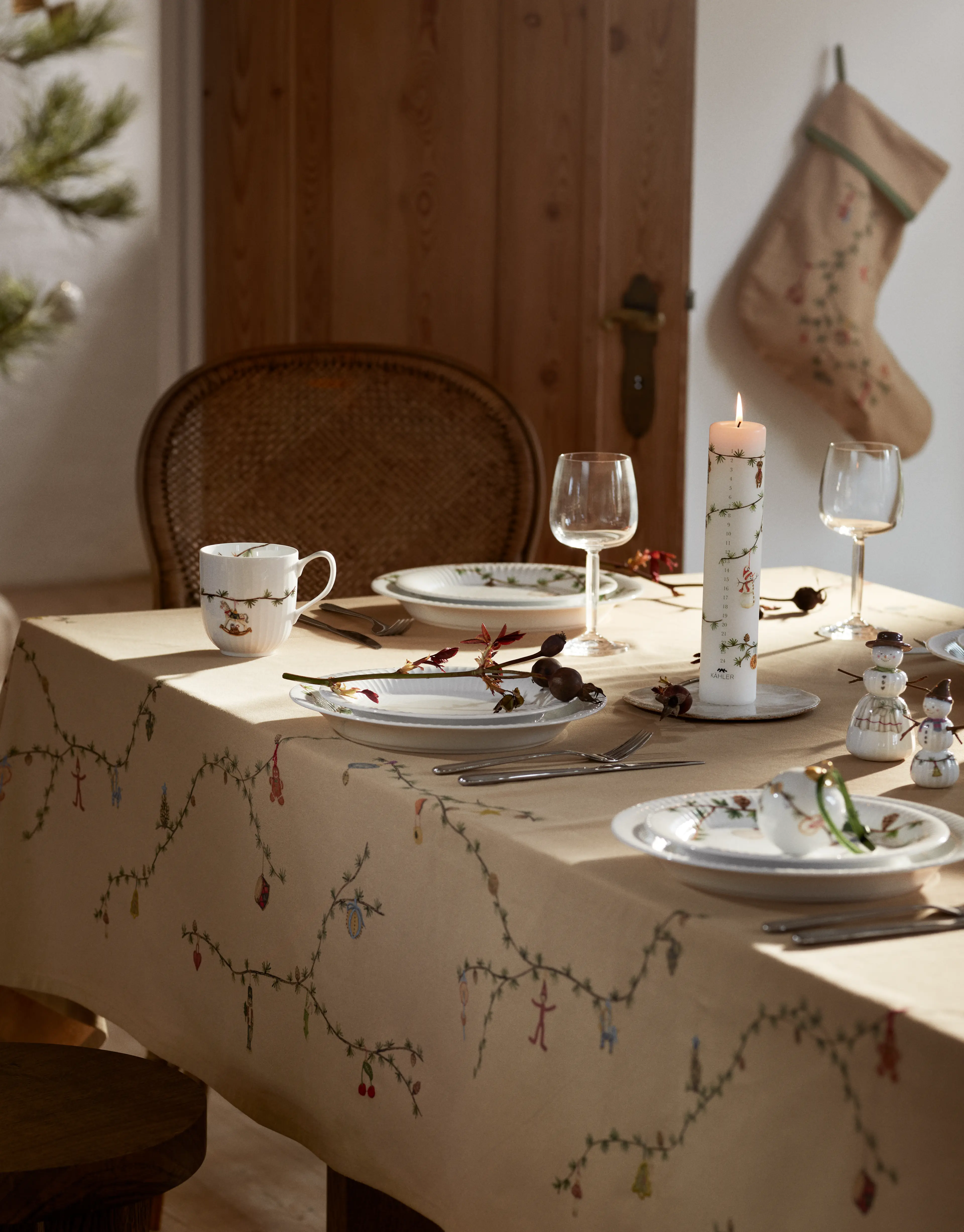 Et bord dekket med servise fra Kähler Hammershøi Christmas
