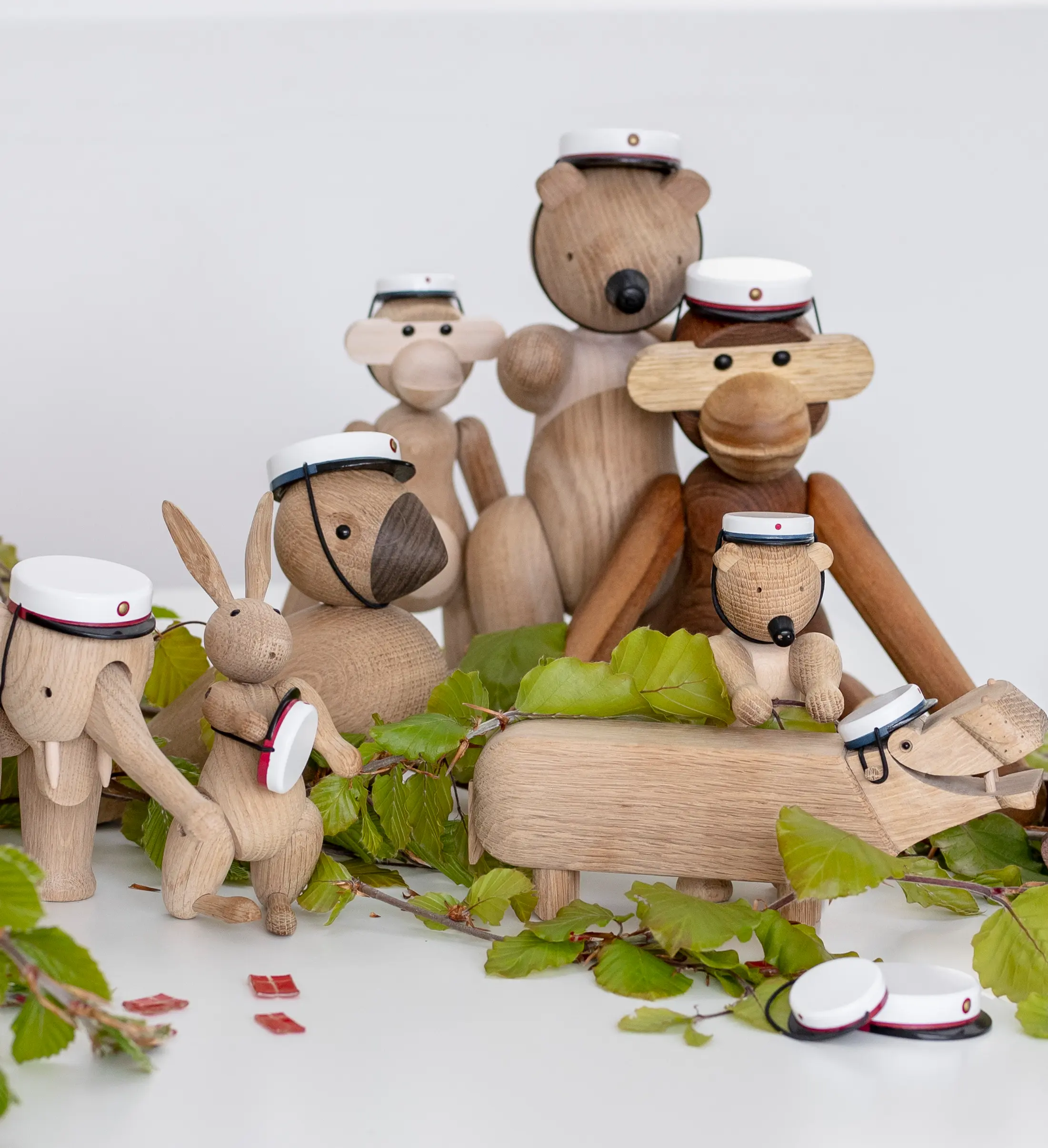 Studentergave. Kay Bojesen figurer med studenterhue på