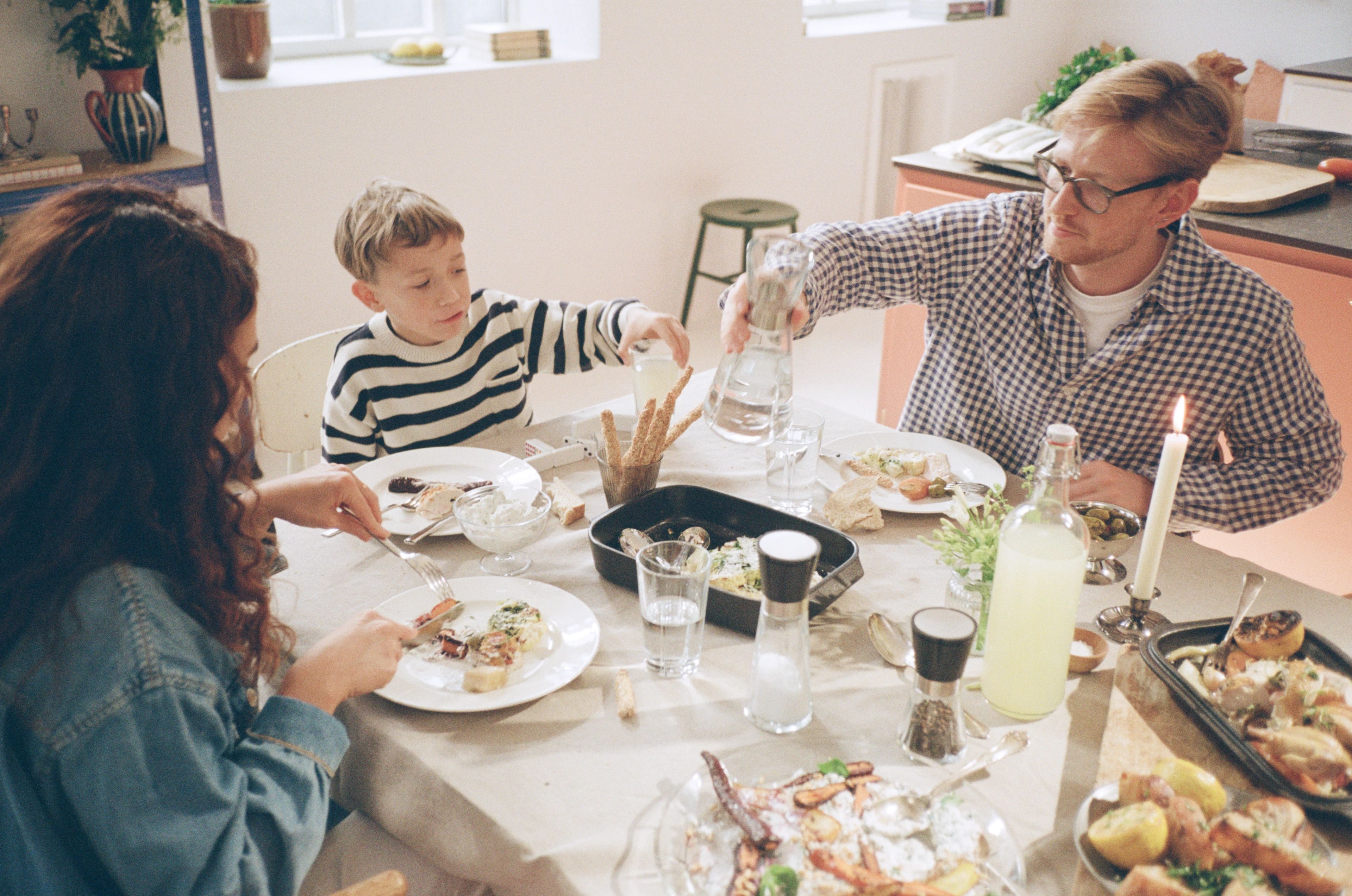 Rosendahl glas och karaff på bord vid middag, stilren dansk dukning för hemmet