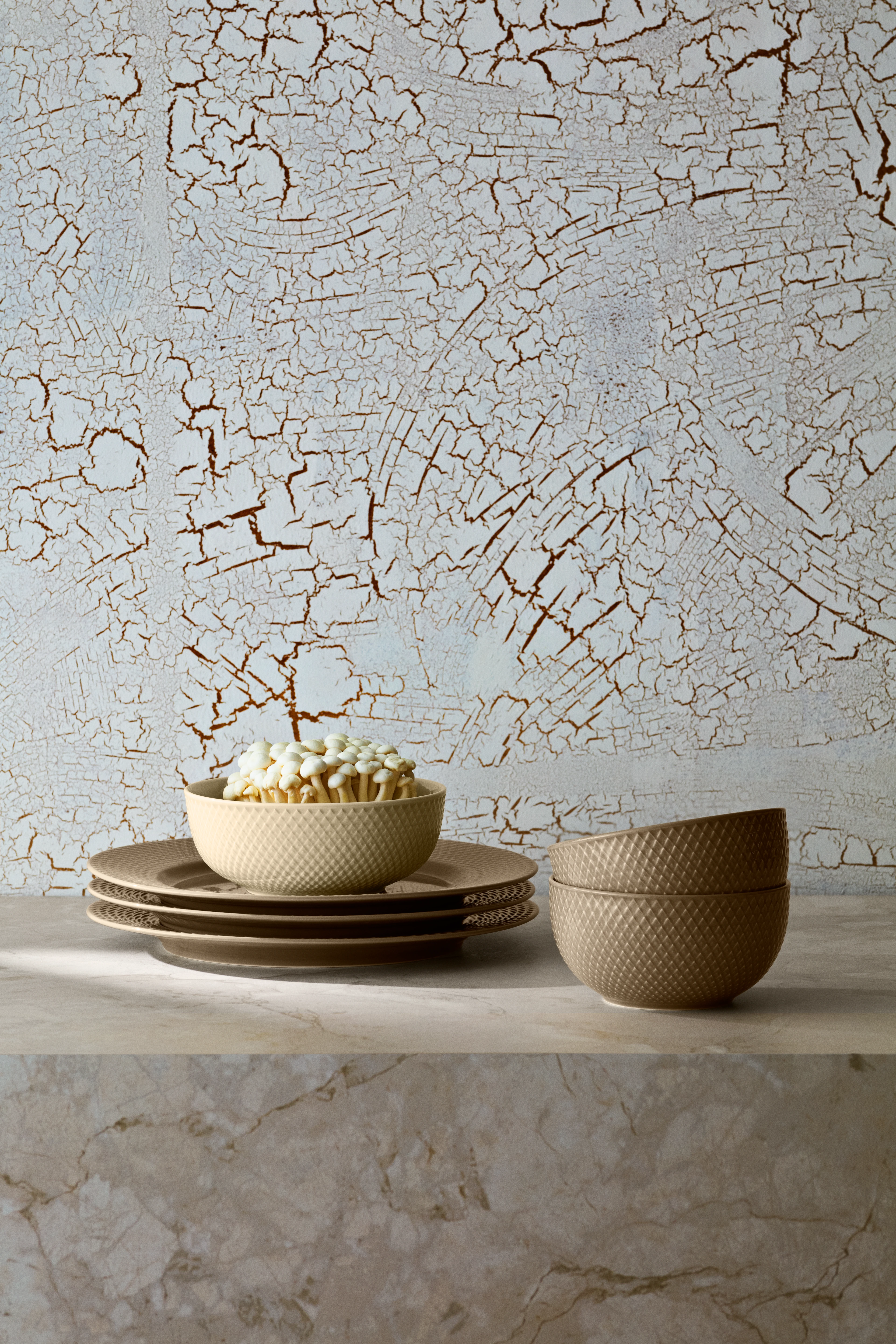 Middagstallrik Ø27 cm från Lyngby Porcelæn i färgen Clay, tillverkad av Keramik