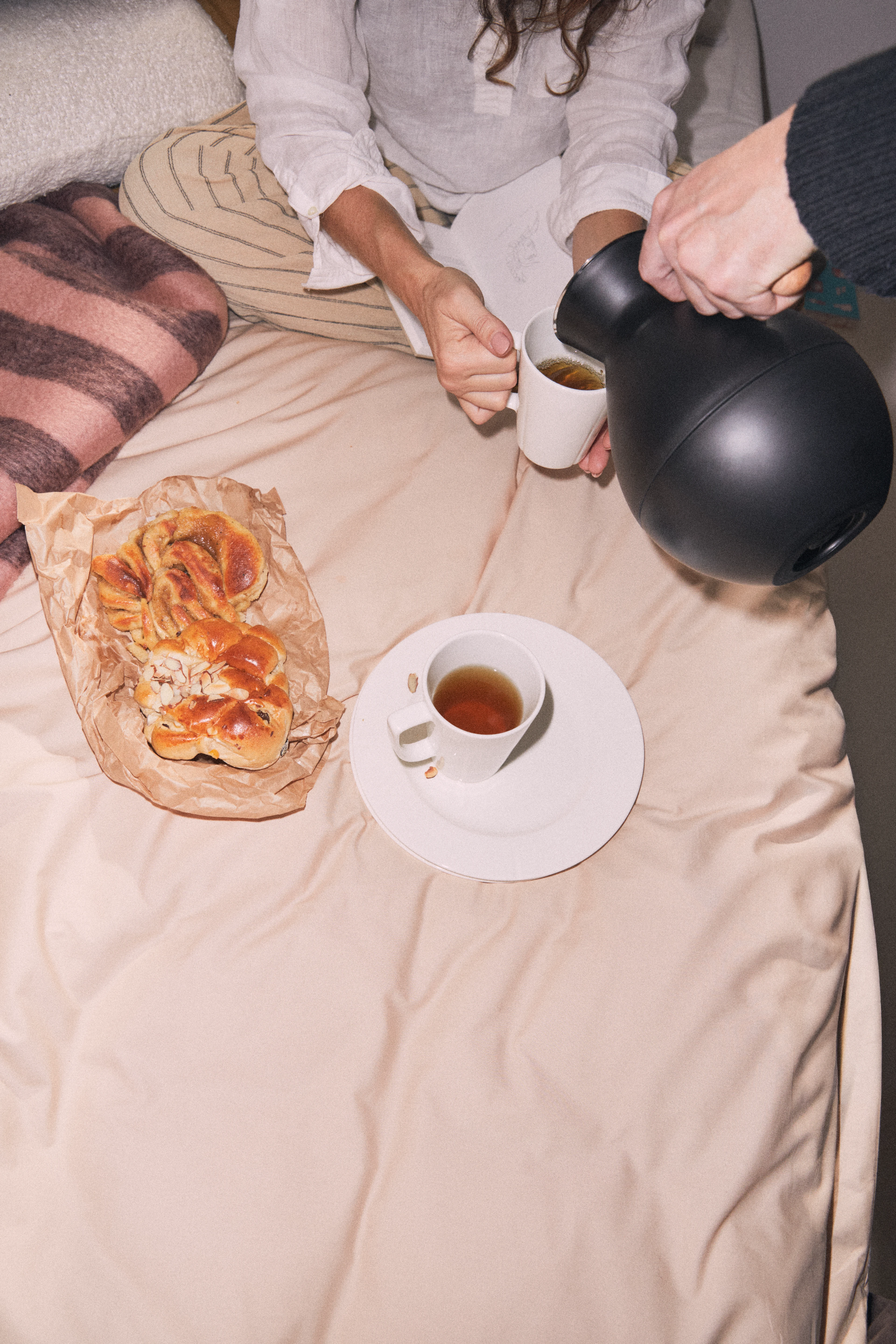 Stay warm Isolierkanne rund 1,0 l von Rosendahl in der Farbe Schwarz, hergestellt aus Kunststoff