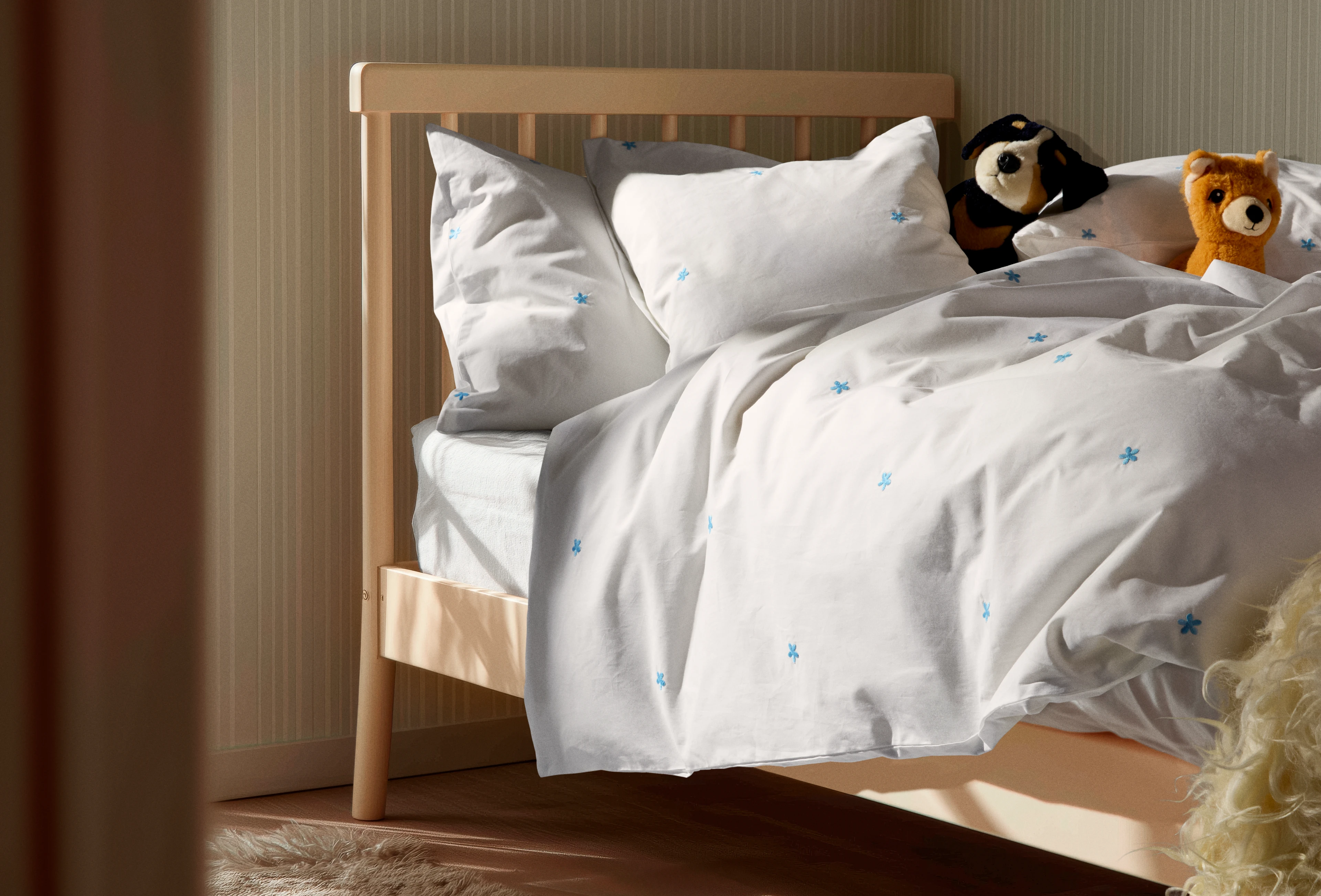 Junior Bettwäsche 100x140 cm von JUNA in der Farbe Weiss/Hellblau, hergestellt aus Baumwolle