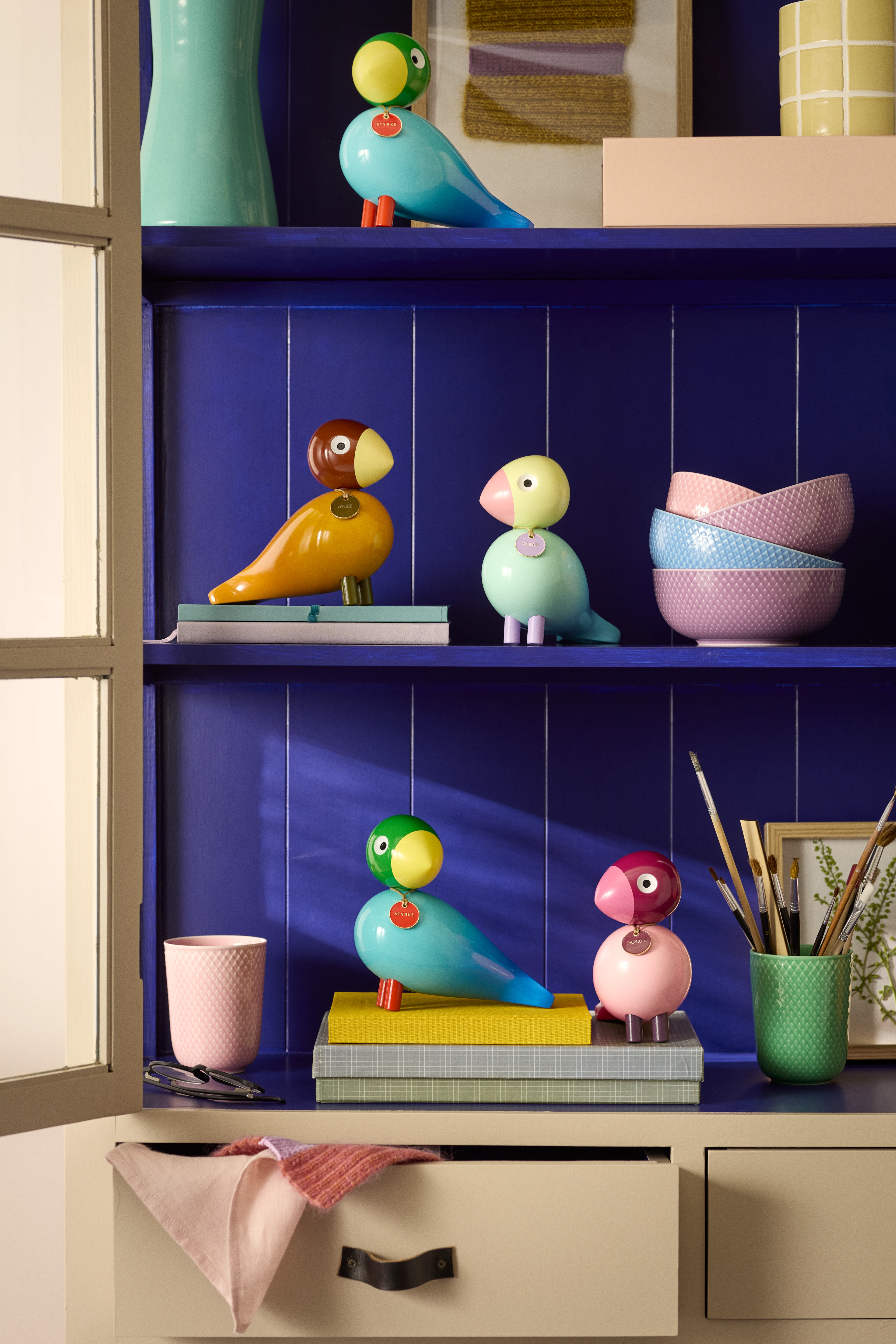 Kay Bojesen Story Birds i ett färgstarkt flatlay med fåglar, bilder och material inspirerade av känslor