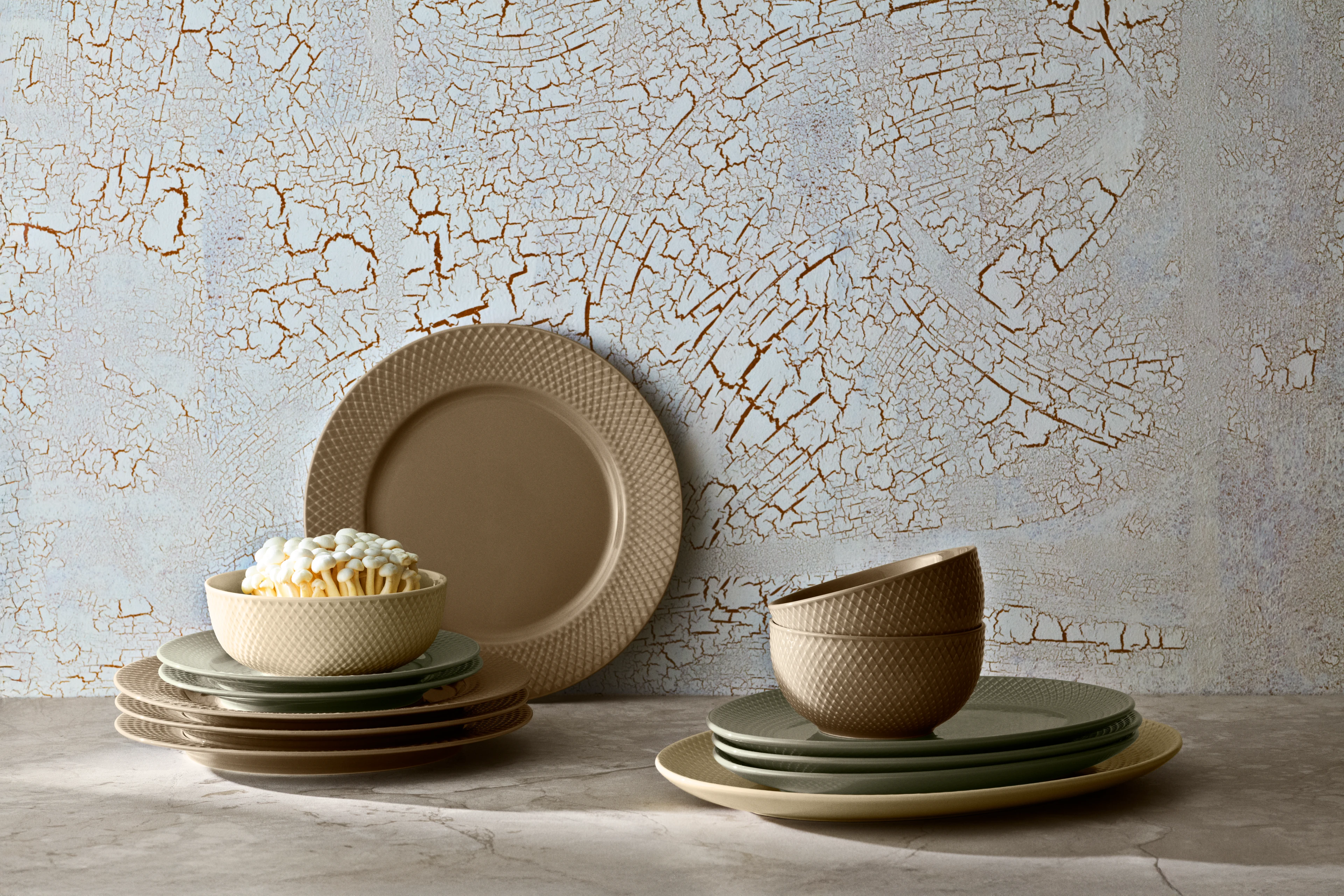 Middagstallerken Ø27 cm fra Lyngby Porcelæn i farven Clay, lavet af Keramik