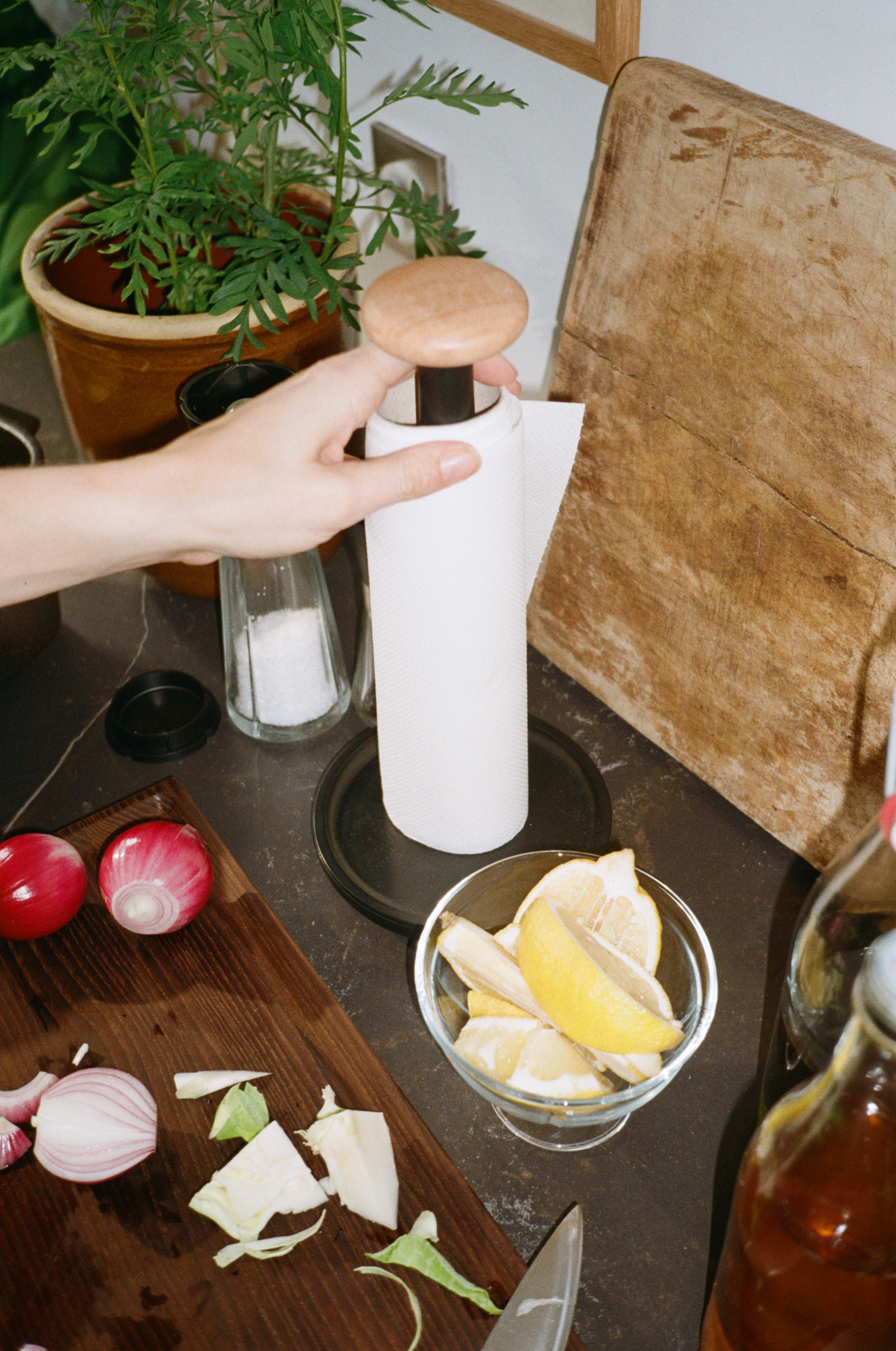 Paper Pal køkkenrulleholder H30cm fra Rosendahl i farven Sort, lavet af Plastik