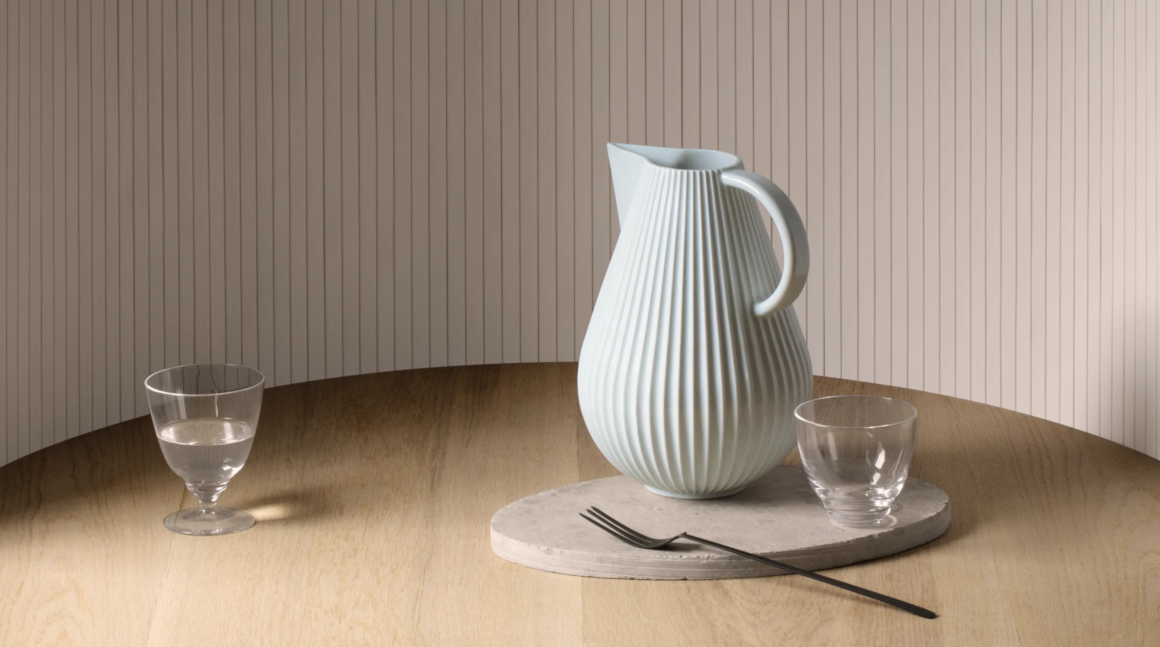 Lyngby Porcelæn weiße Kanne auf Tisch mit Glas, klassisches dänisches Design im minimalistischen Stil