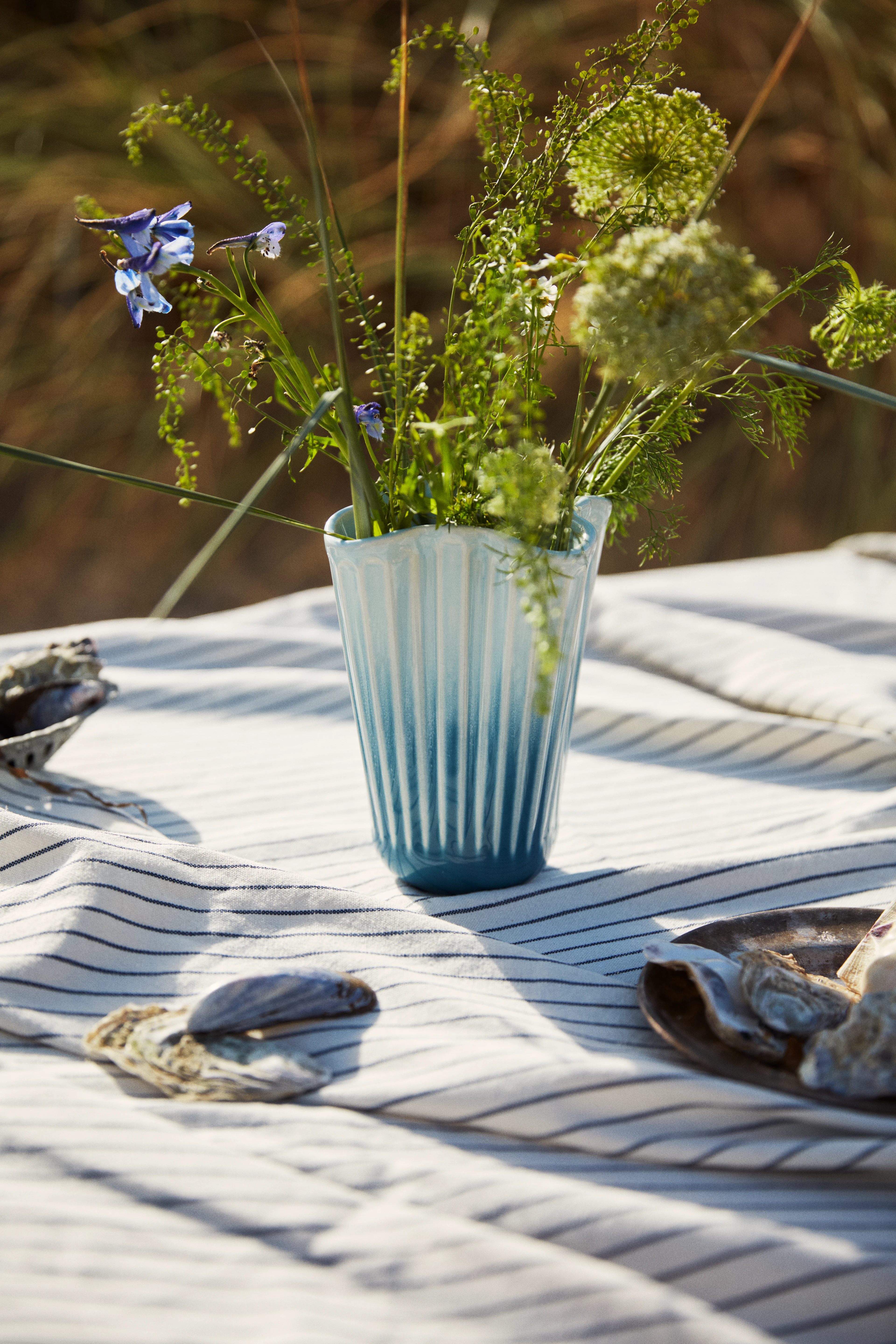 Unfold Vase H20.5 cm von Kähler in der Farbe Blau, hergestellt aus Keramik