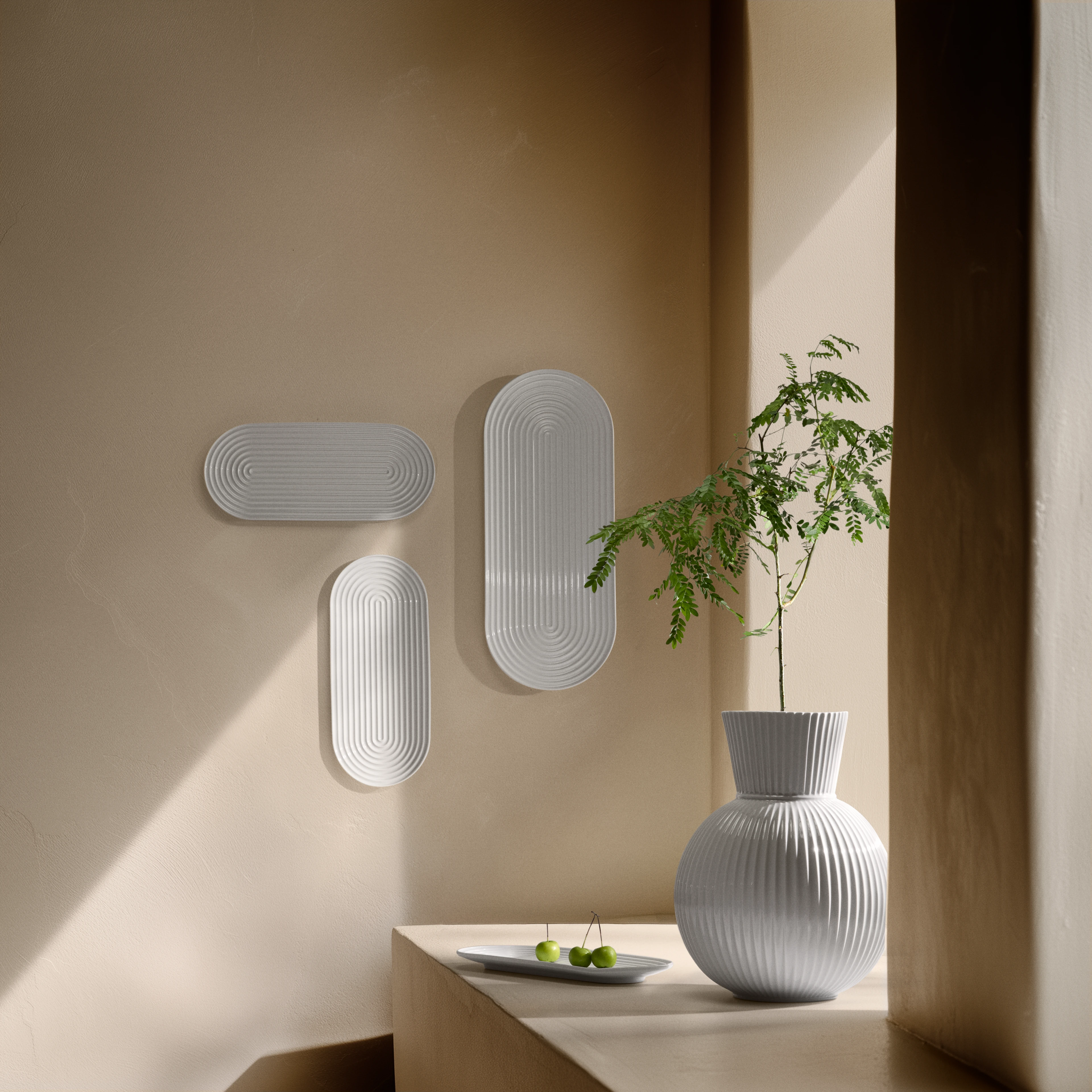 Oval serveringsfat 48x20 cm fra Lyngby Porcelæn i fargen Hvit, laget av Keramikk