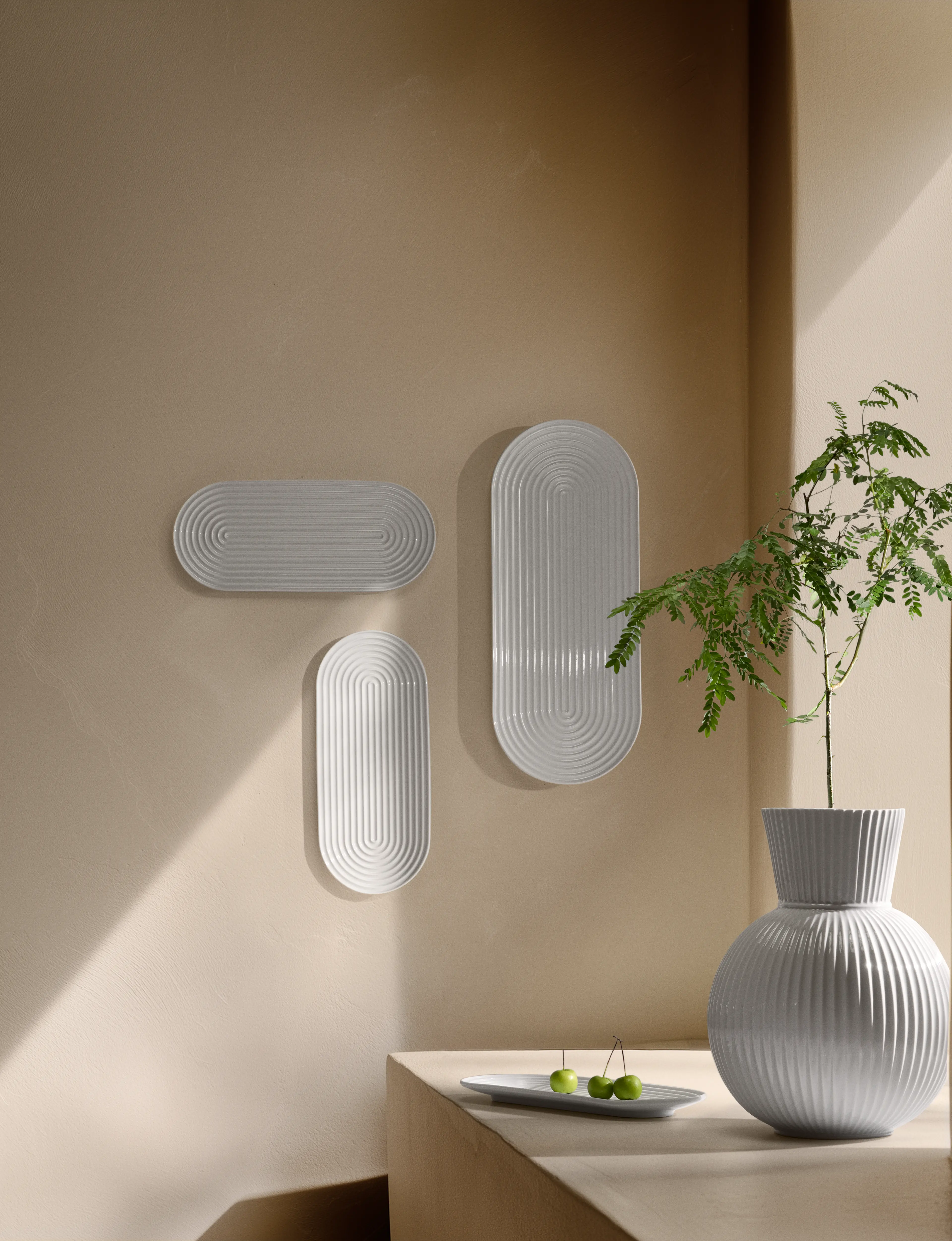 Lyngby Porcelæn Rhombe Lyngby Tura Vasen und Wandreliefs aus weißer Keramik in modernem Ambiente.