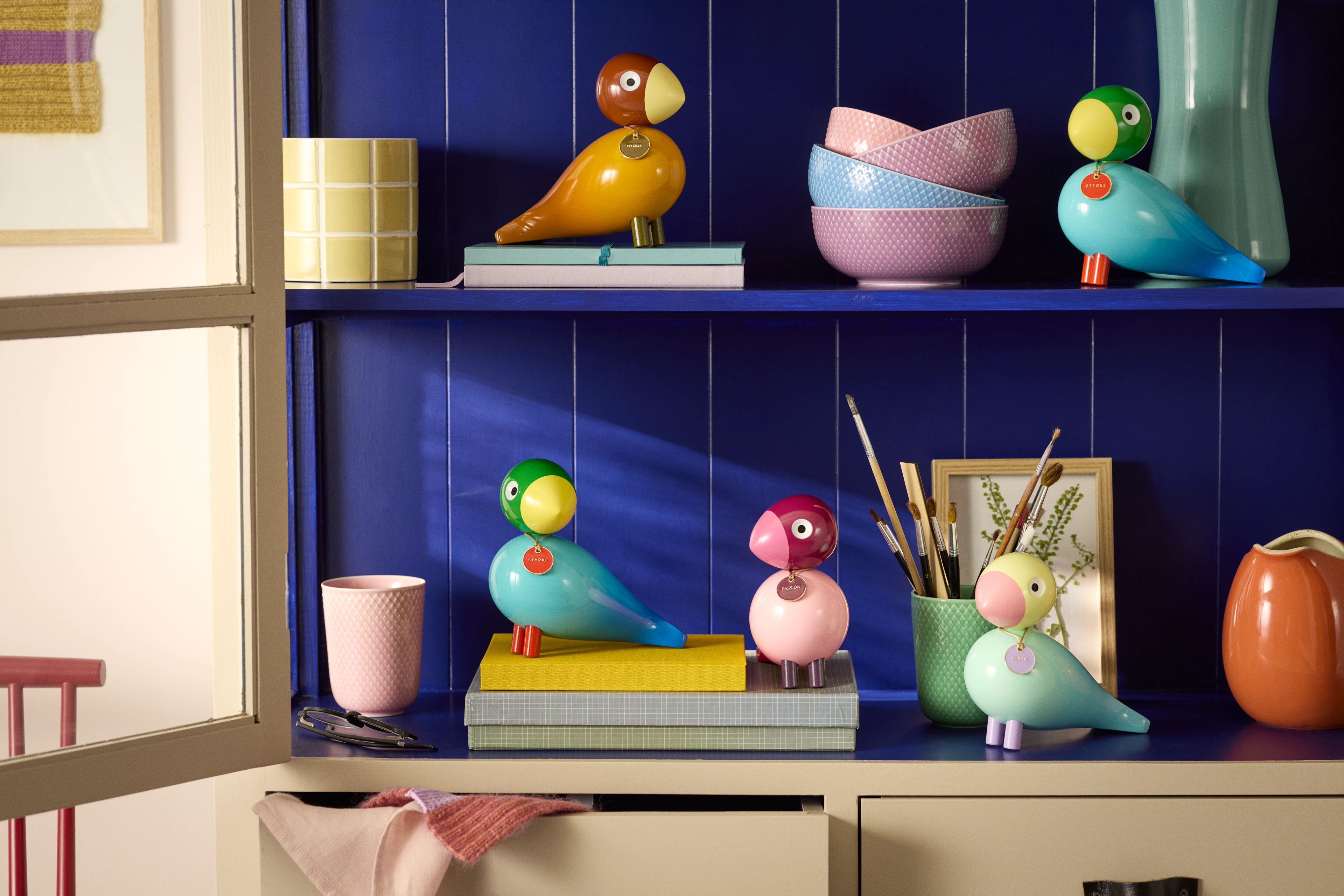 Kay Bojesen Story Birds i ett färgstarkt flatlay med fåglar, bilder och material inspirerade av känslor