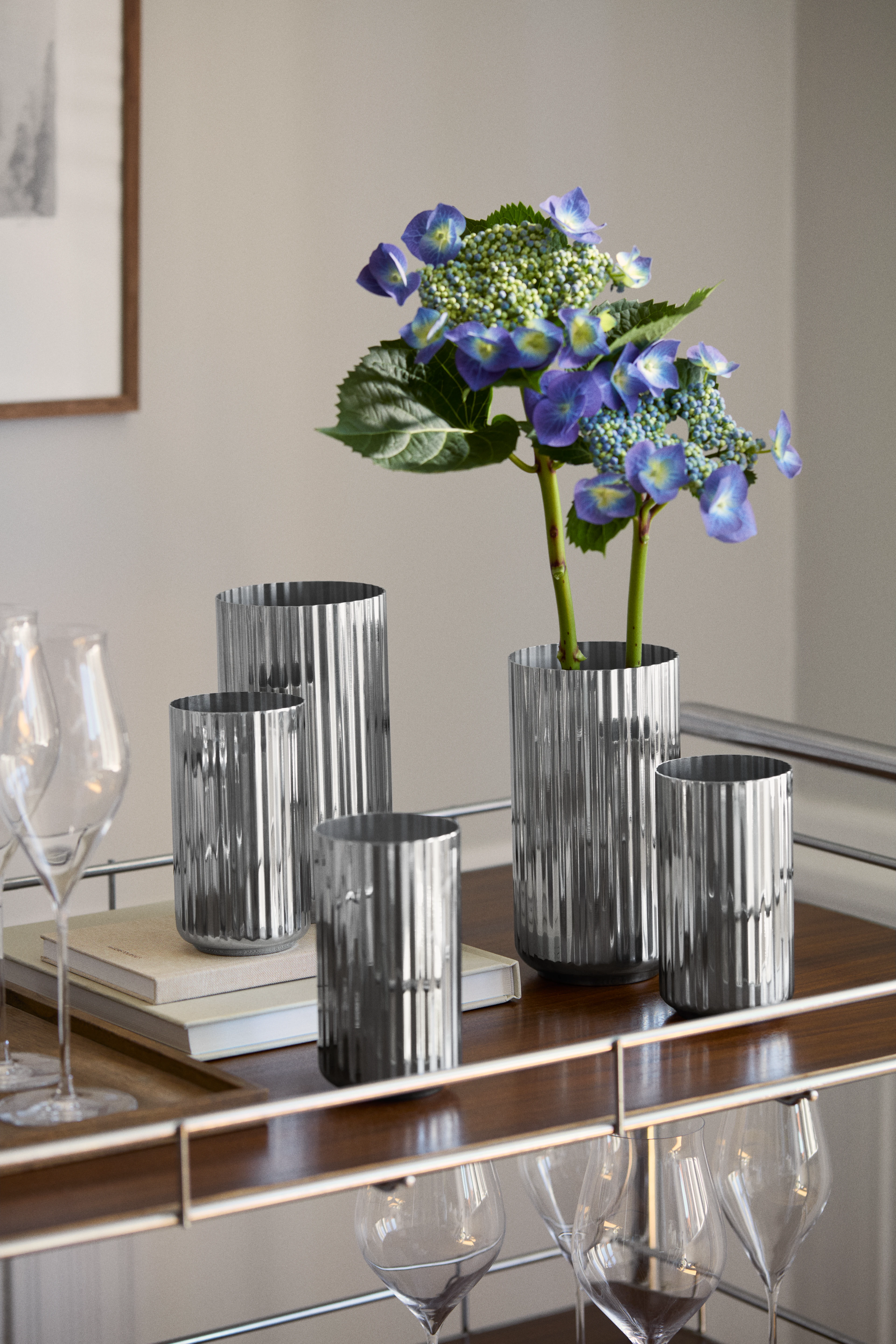 Lyngby porcelæn glasvaser med riller i grå på bakke med blomster og glas i moderne indretning
