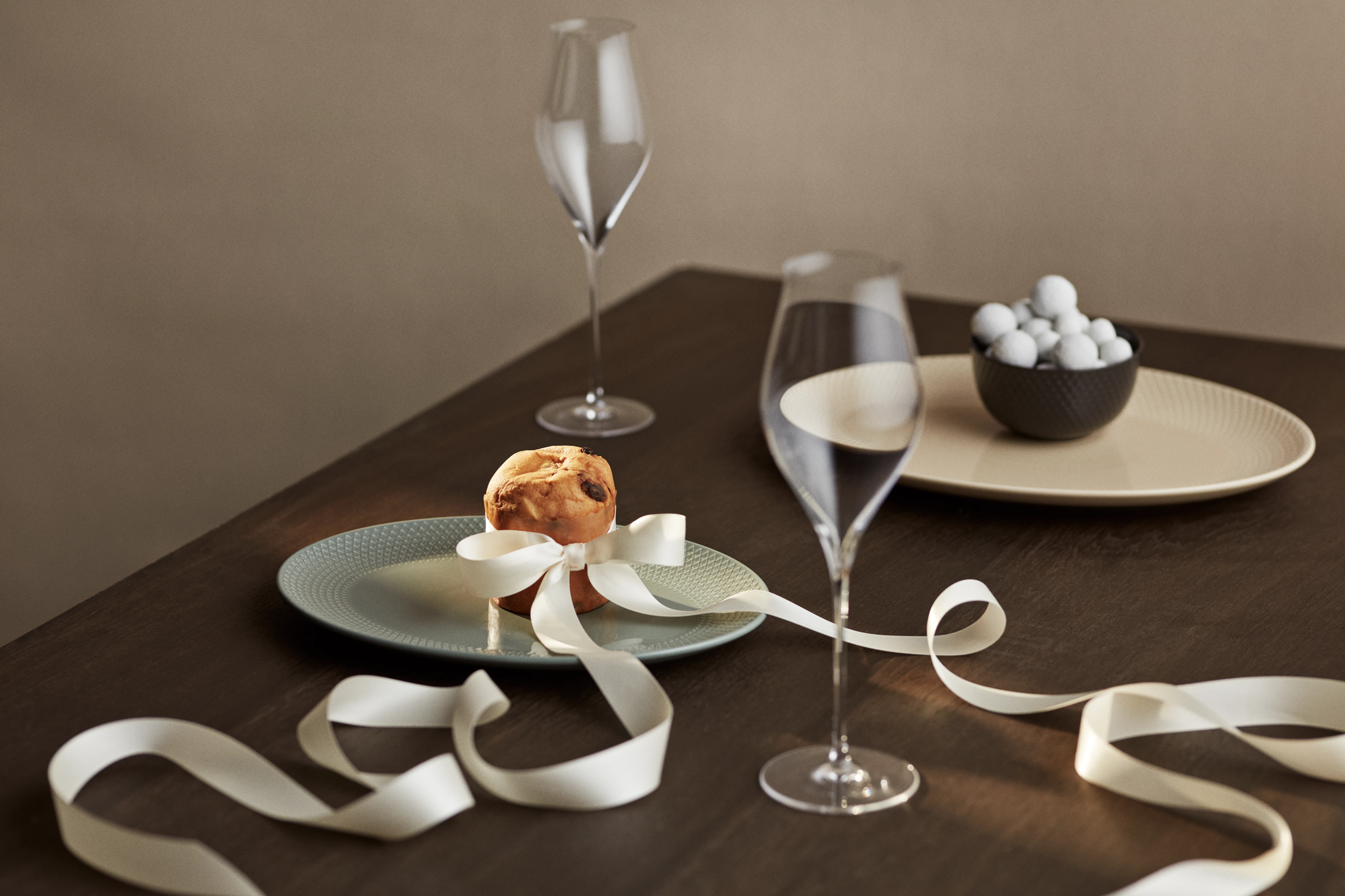 Ovalt serveringsfad 28.5x21.5 cm fra Lyngby Porcelæn i farven Moss, lavet af Keramik