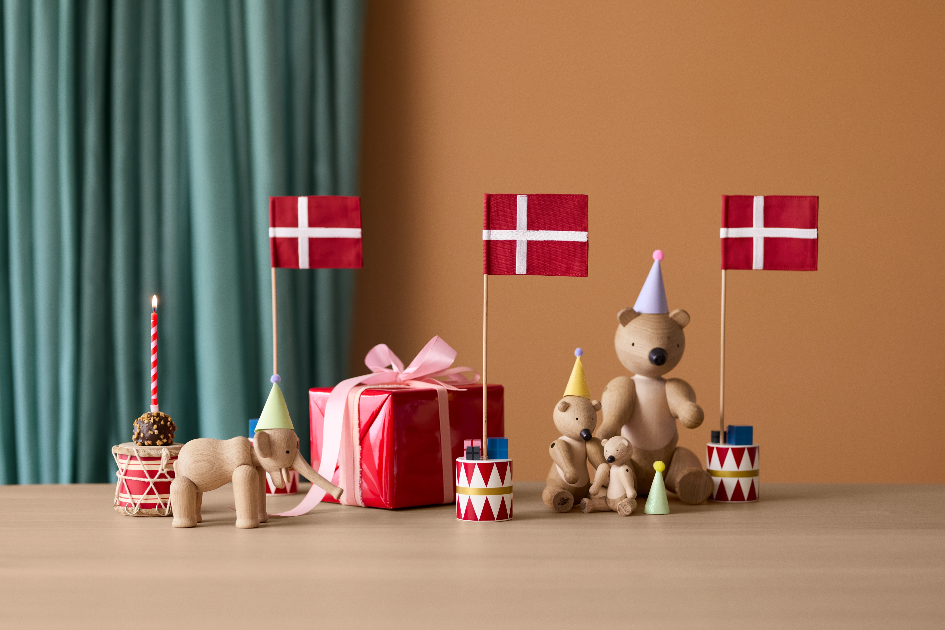 Table flag Danish H30 cm from Kay Bojesen in Red/White color, made of Wood