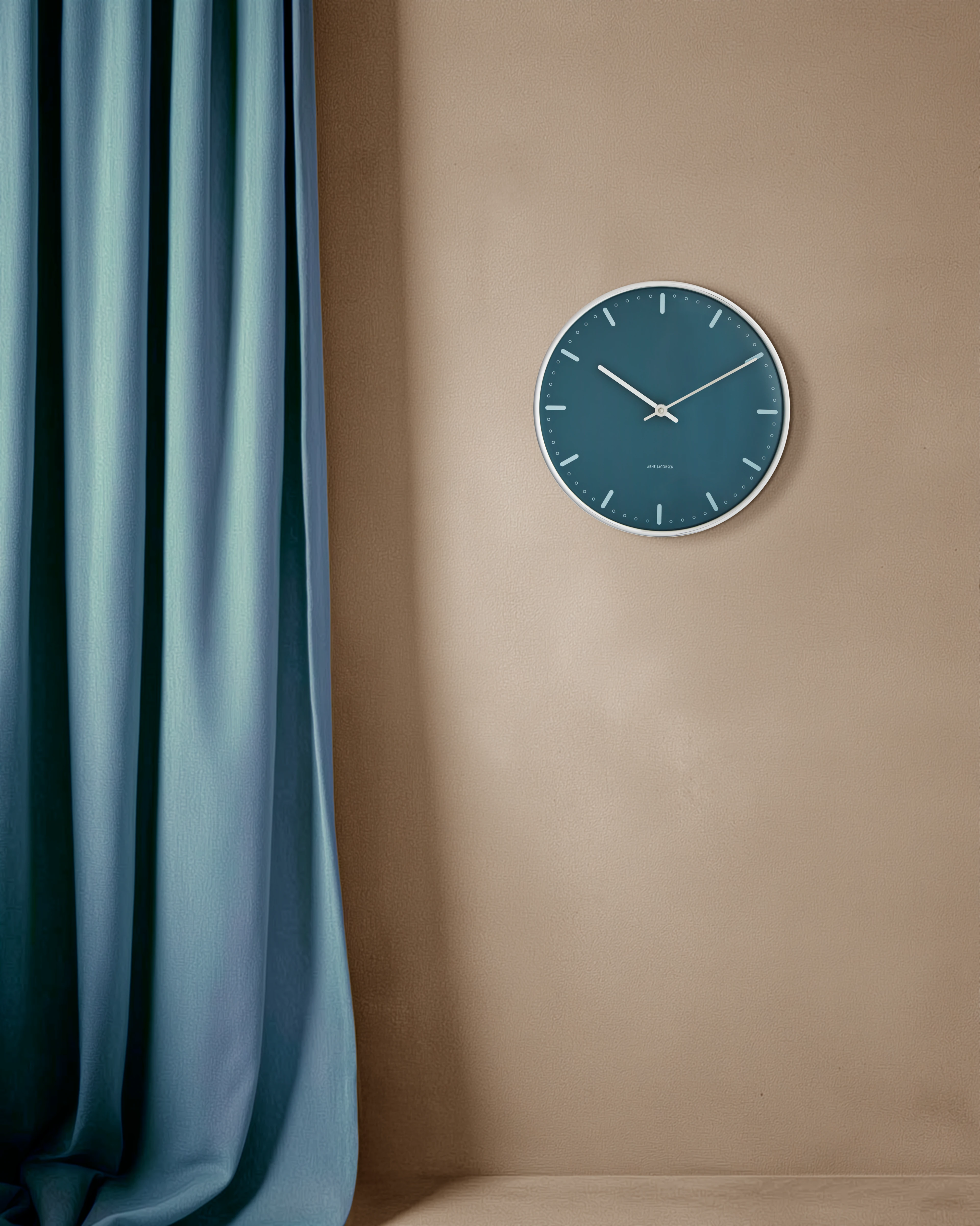 Väggur Ø21 cm från Arne Jacobsen i färgen Blå, tillverkad av Metall