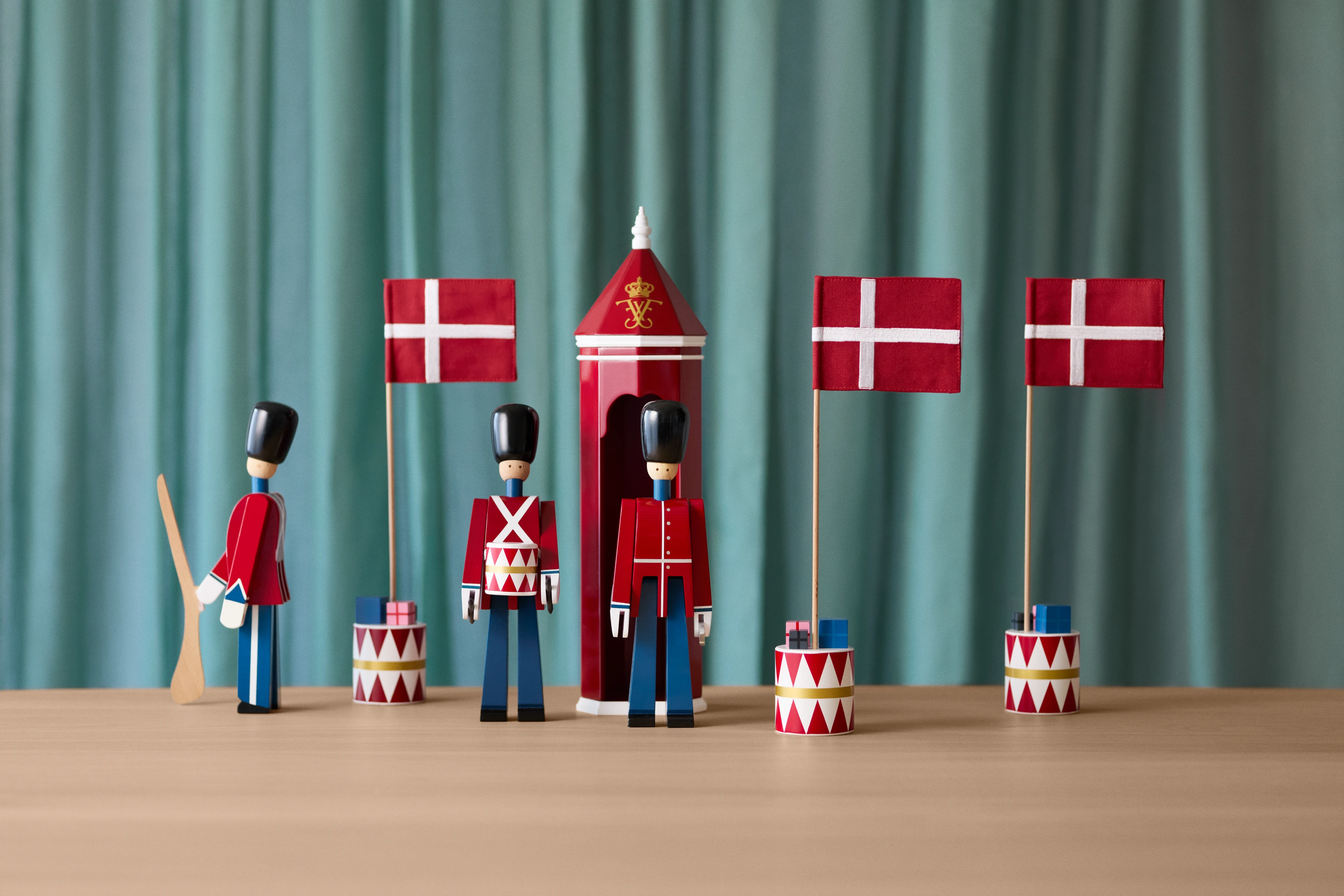 Bordflag dansk H30 cm fra Kay Bojesen i farven Rød/Hvid, lavet af Træ