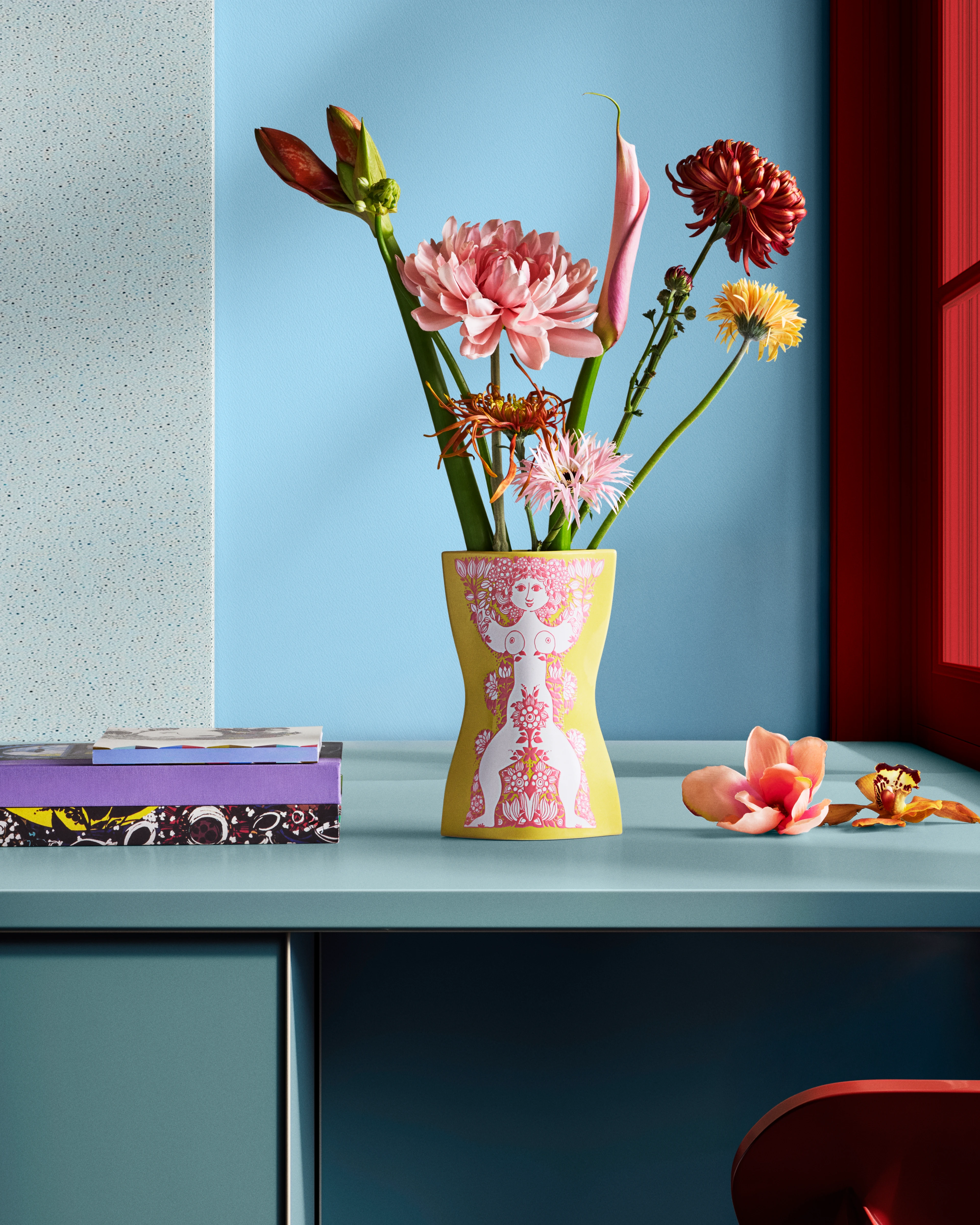 Vase H22 cm from Bjørn Wiinblad in Yellow/Pink color, made of Ceramics