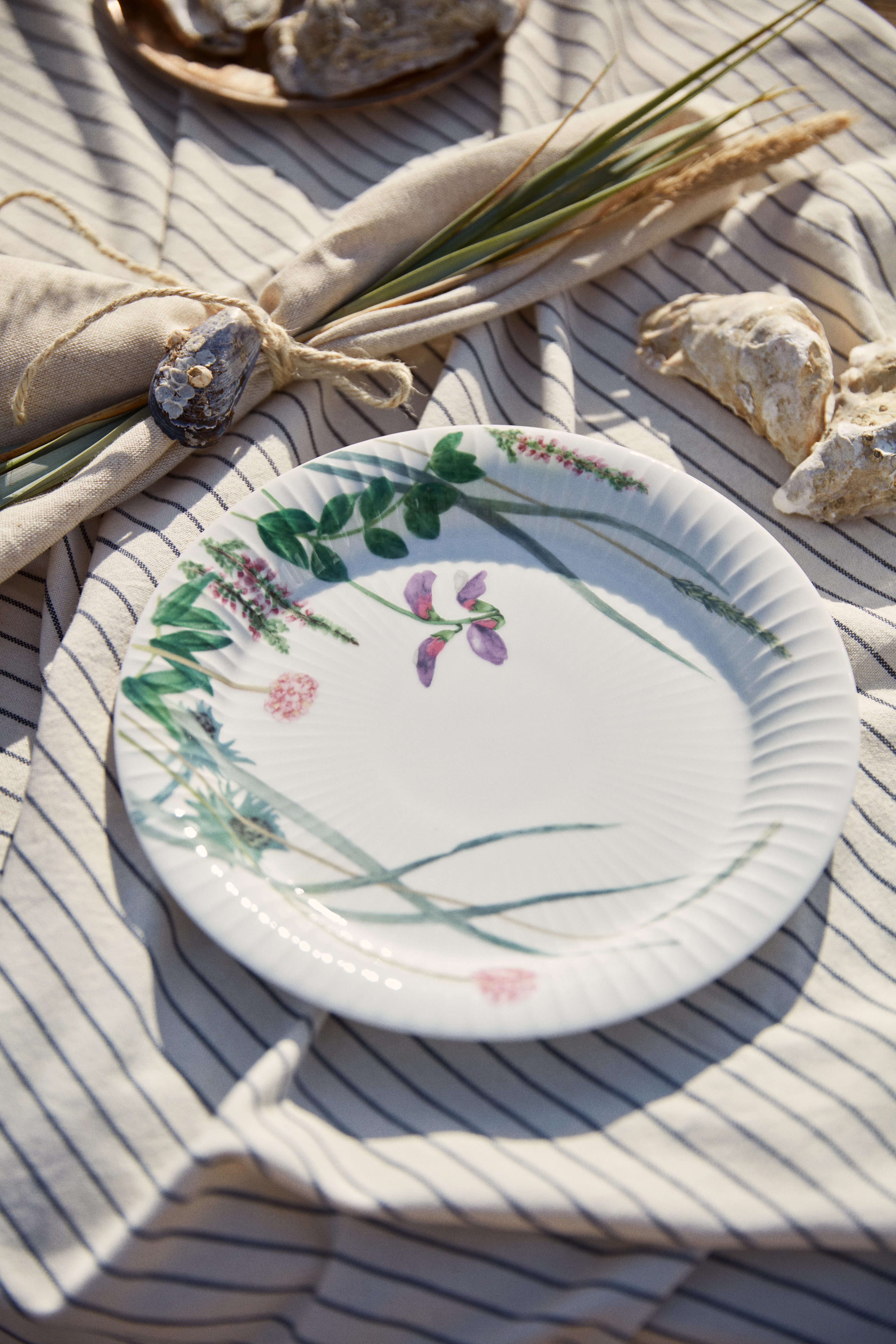 Teller Ø22 cm von Kähler in der Farbe Coastal Flower, hergestellt aus Keramik