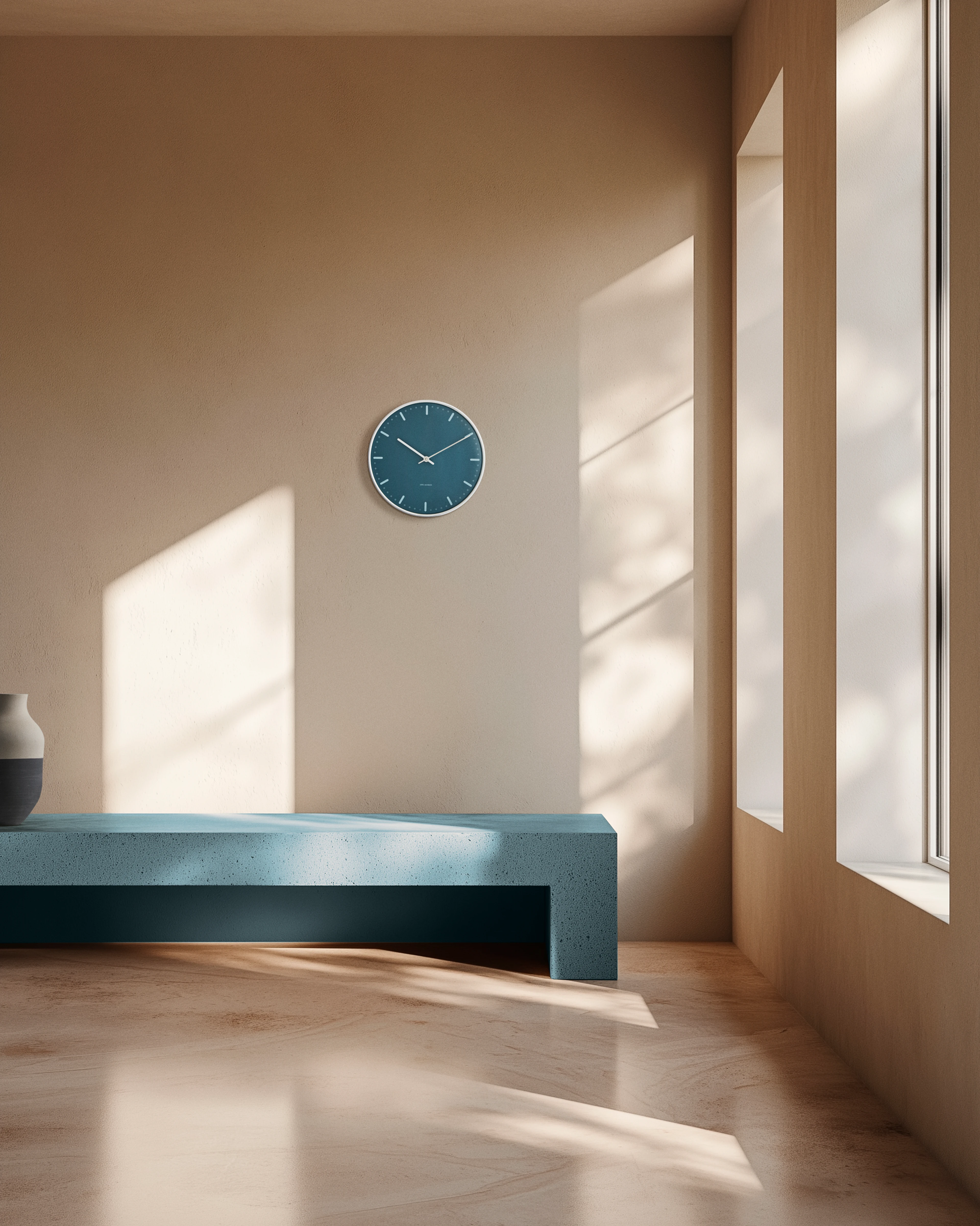 Väggur Ø29 cm från Arne Jacobsen i färgen Blå, tillverkad av Metall