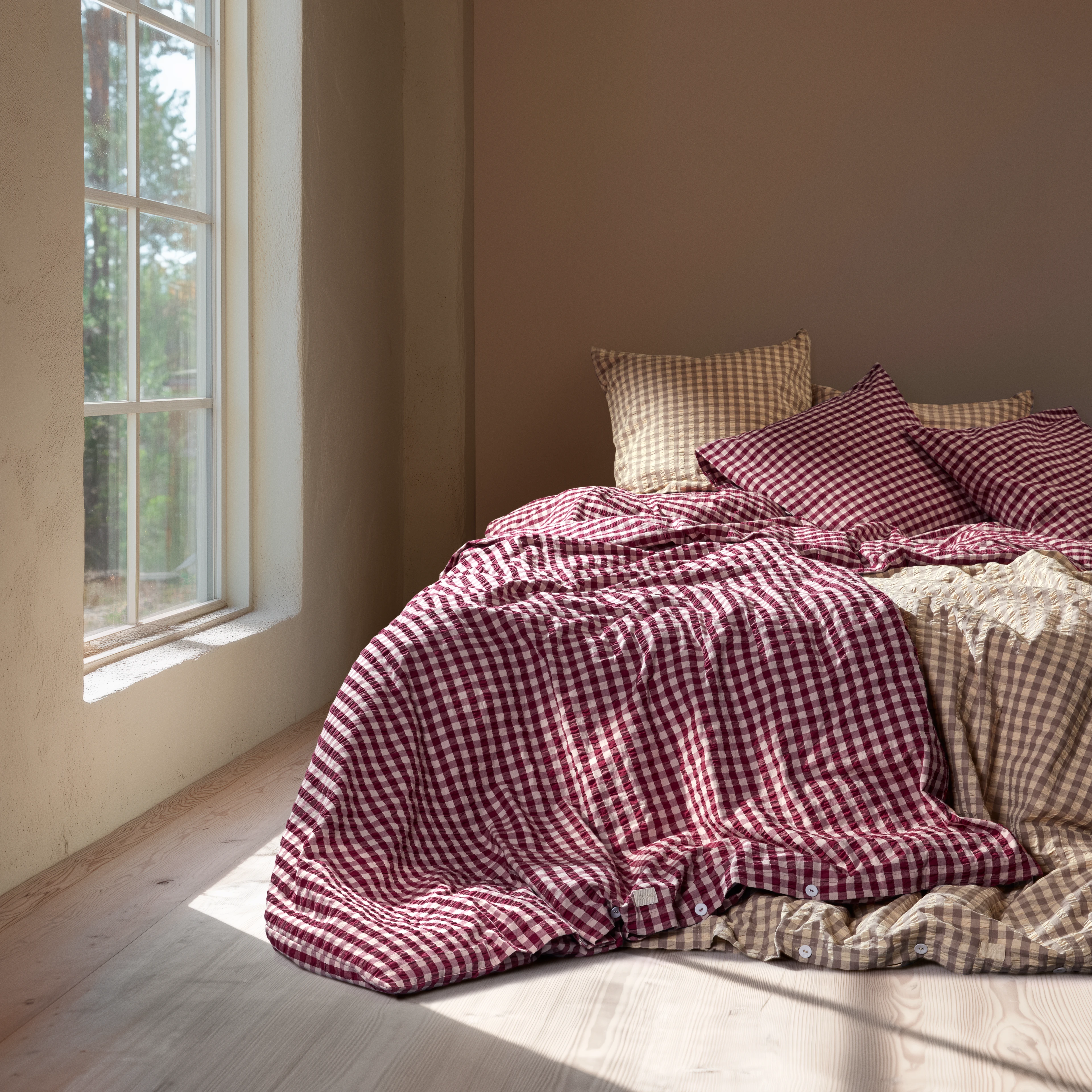 Påslakanset 140x200 cm från JUNA i färgen Plommon/Rosa, tillverkad av Bomull