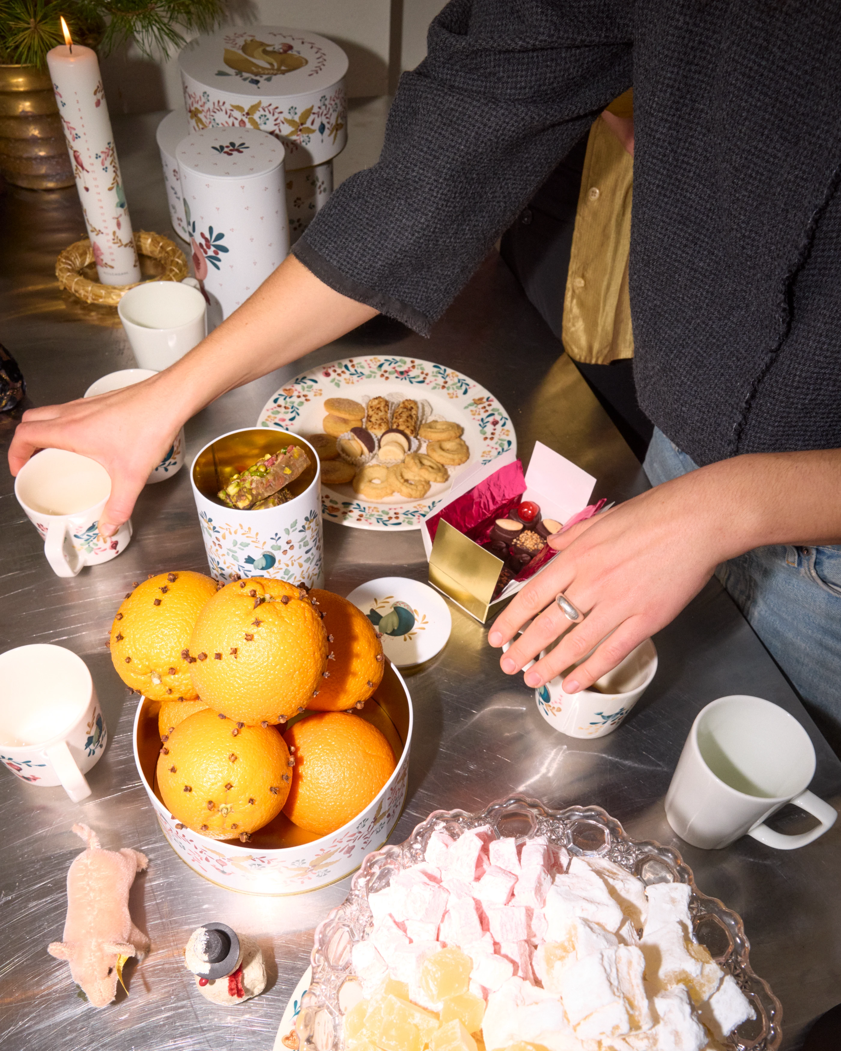 Rosendahl Grand Cru Cottage dåser og stel med julemotiver fyldt med lækkerier på et hyggeligt julebord