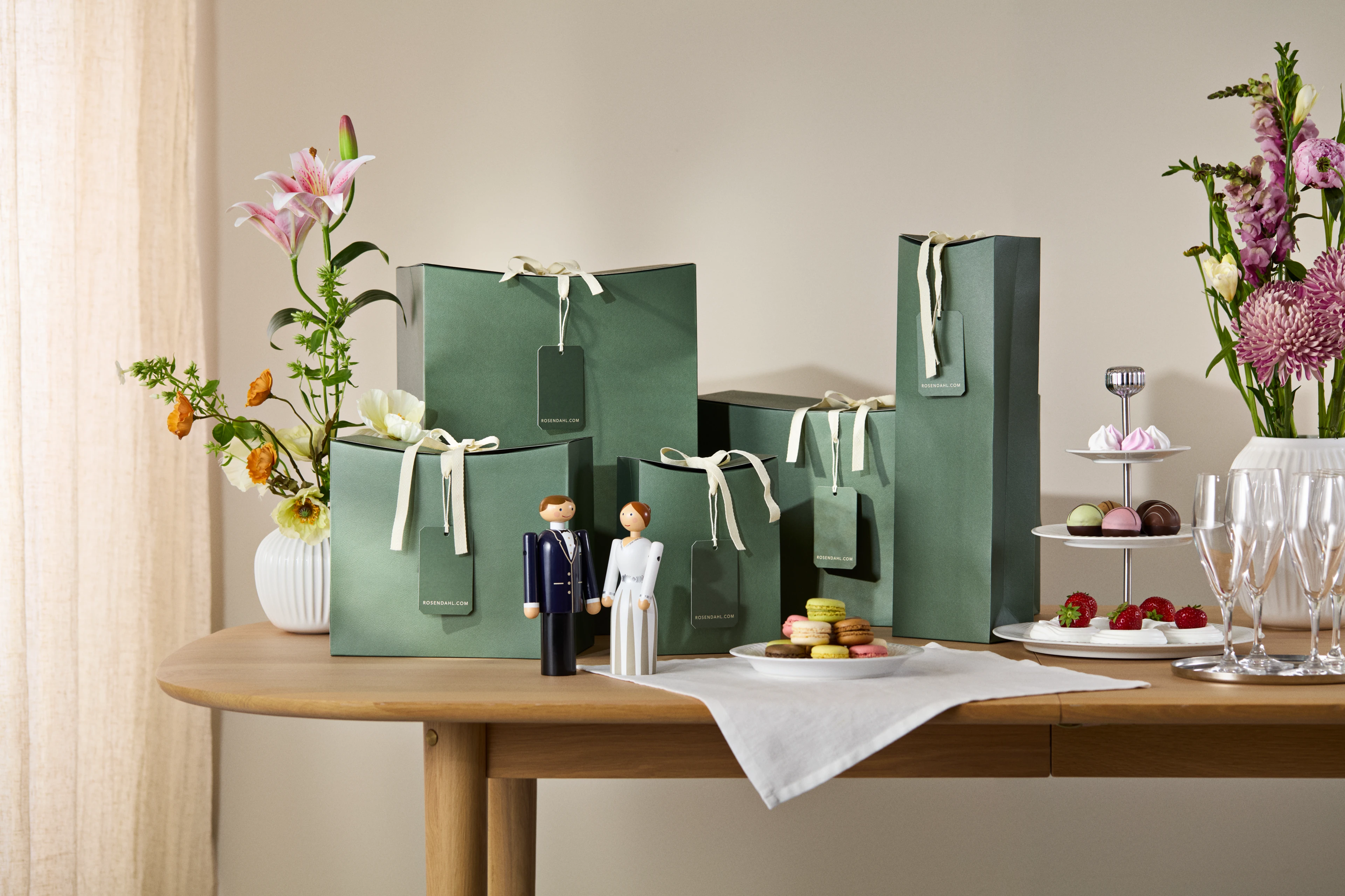 Stilleben med eleganta presentaskar, keramik och blommor på bordet – inspirerande presentguide för alla tillfällen.
