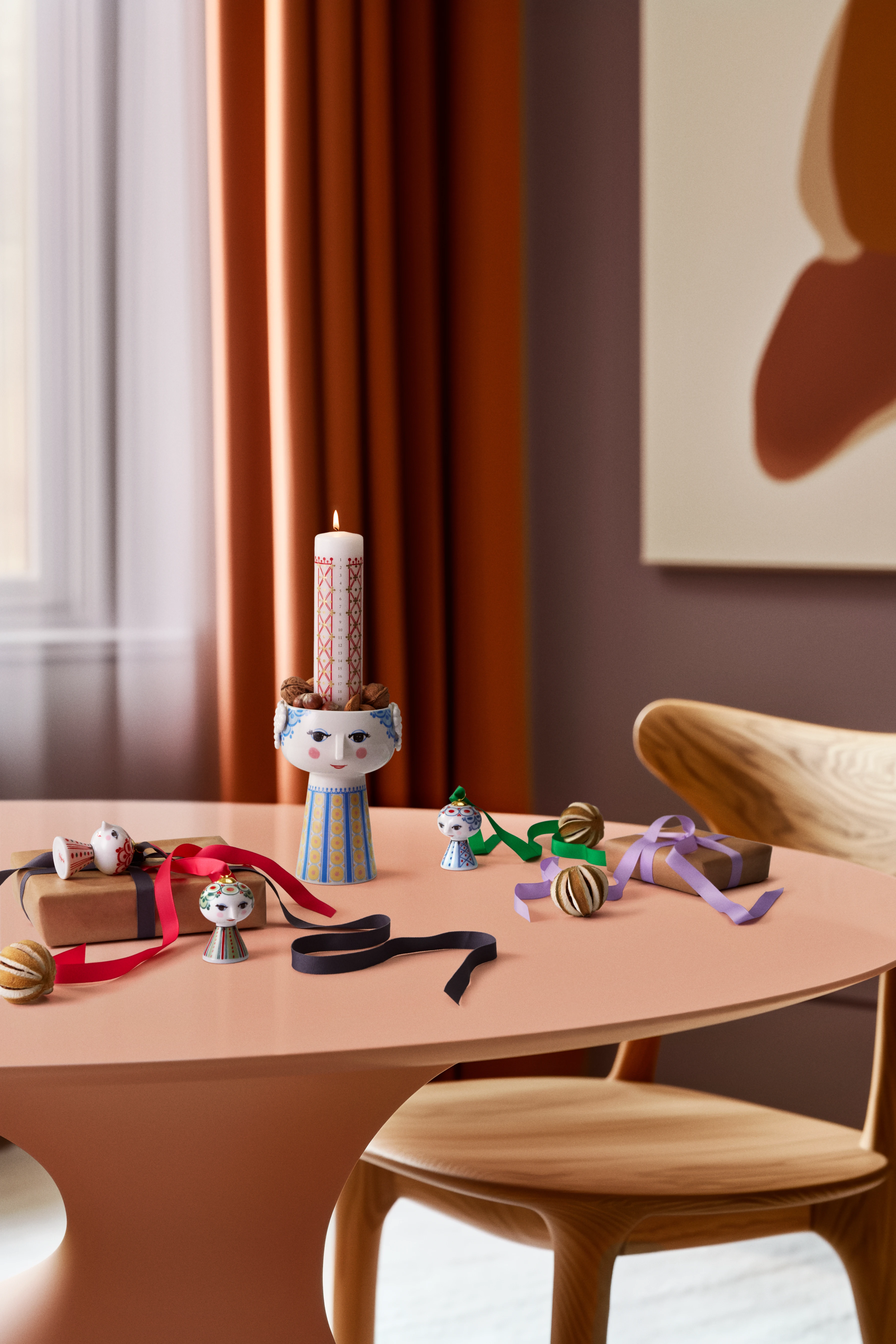 Kalenderlys 2025 Ø5 cm fra Bjørn Wiinblad i farven Hvid m. deko, lavet af Paraffin