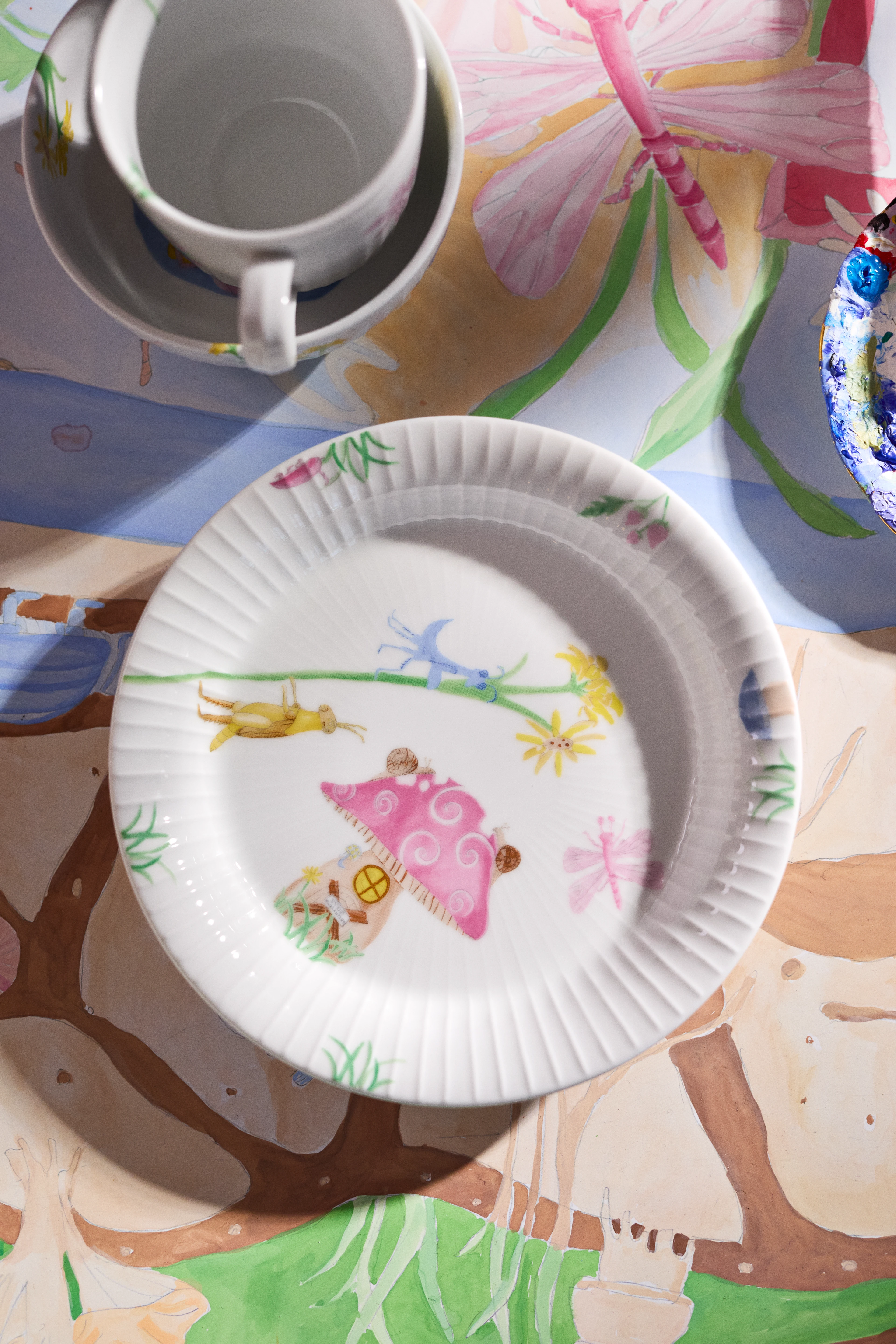 Kähler Hammershøi Kids tallerken med eventyrmotiv og rillet kant på kreativt dekket bord
