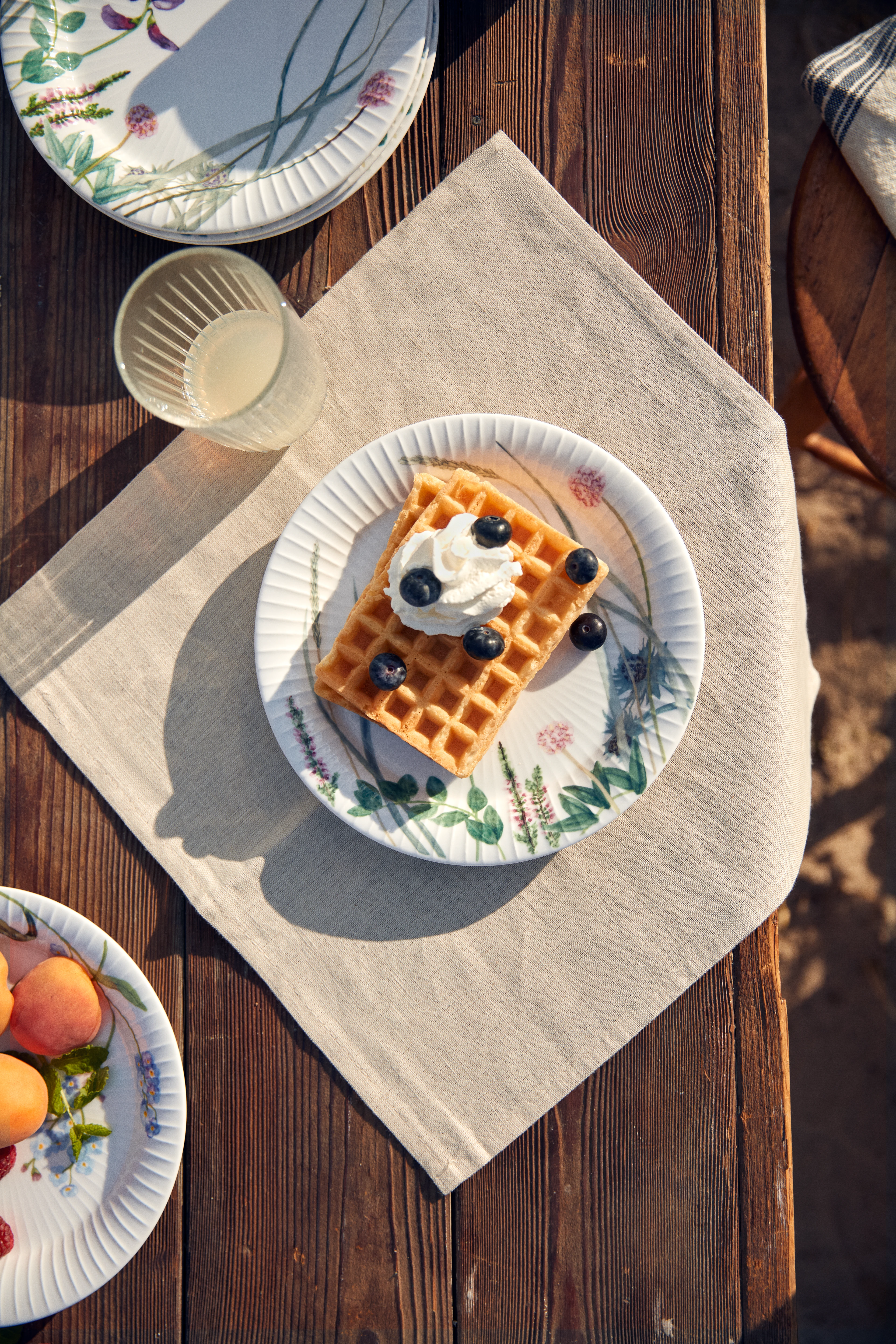 Tallrik Ø22 cm från Kähler i färgen Coastal Flower, tillverkad av Keramik