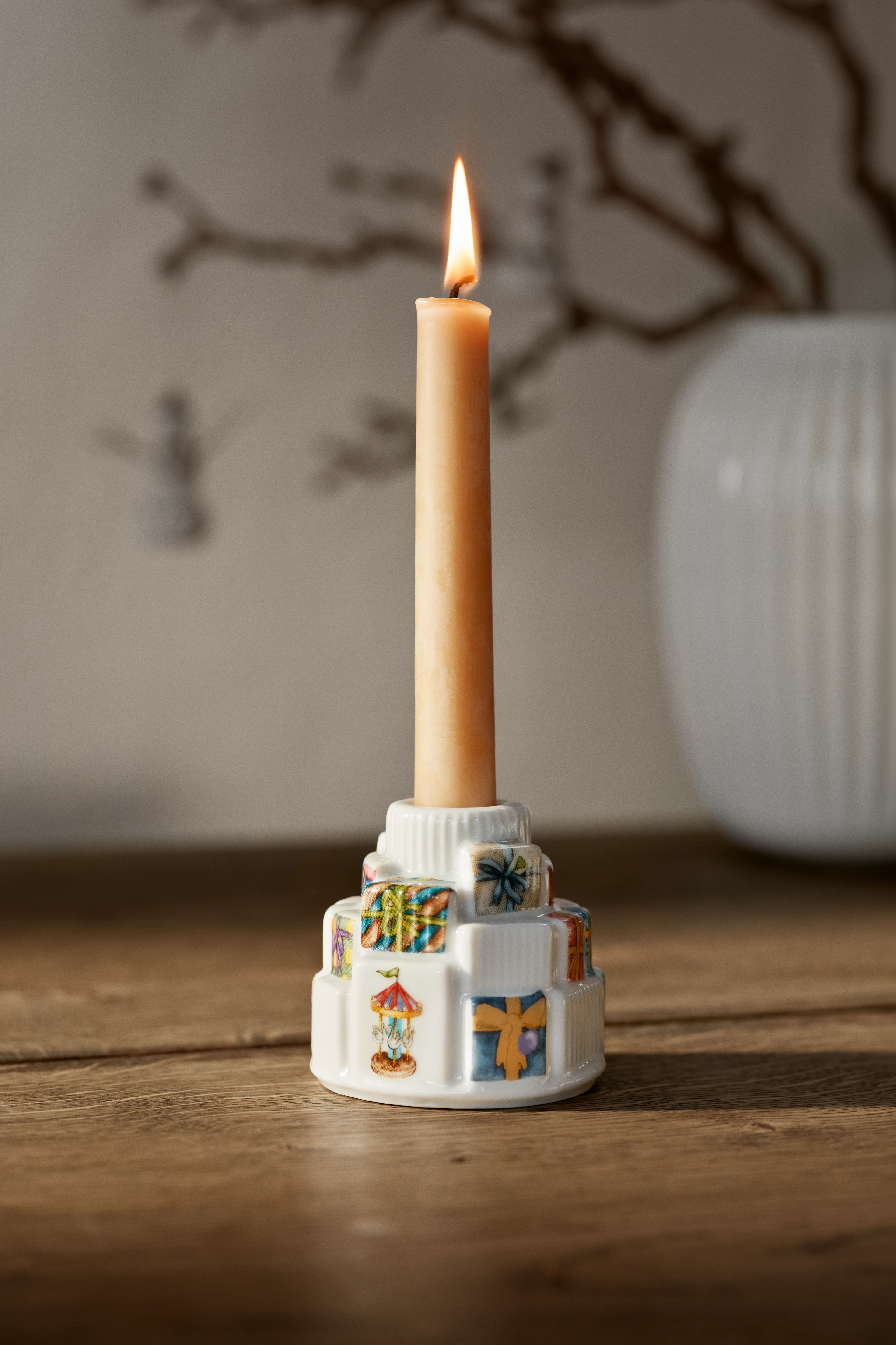 Geschenke Kerzenhalter Ø7.5 cm von Kähler in der Farbe Weiss mit Dekoration, hergestellt aus Keramik