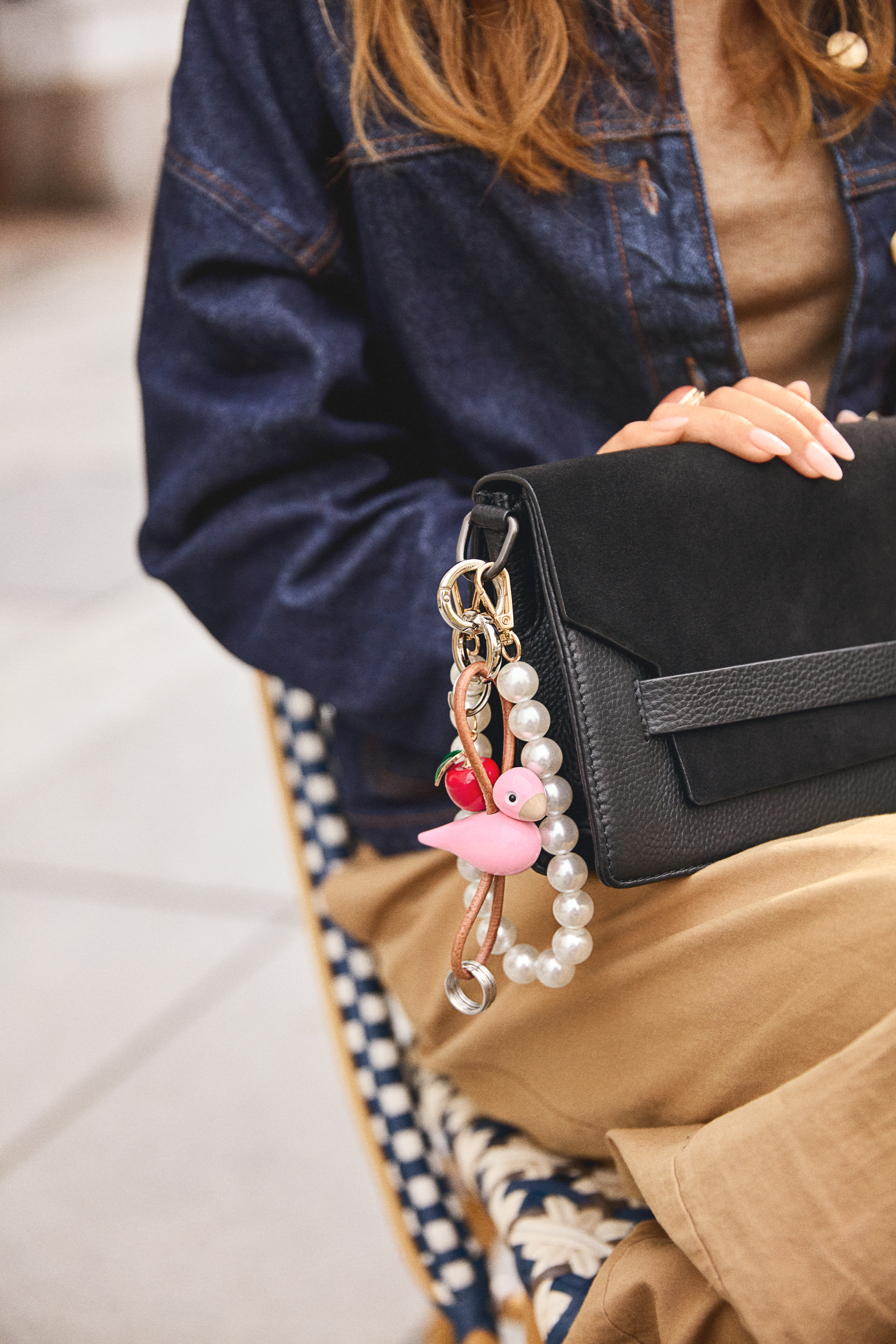 Fugl sølvtonet metall nøkkelring med naturlær fra Kay Bojesen i fargen Rosa, laget av Tre