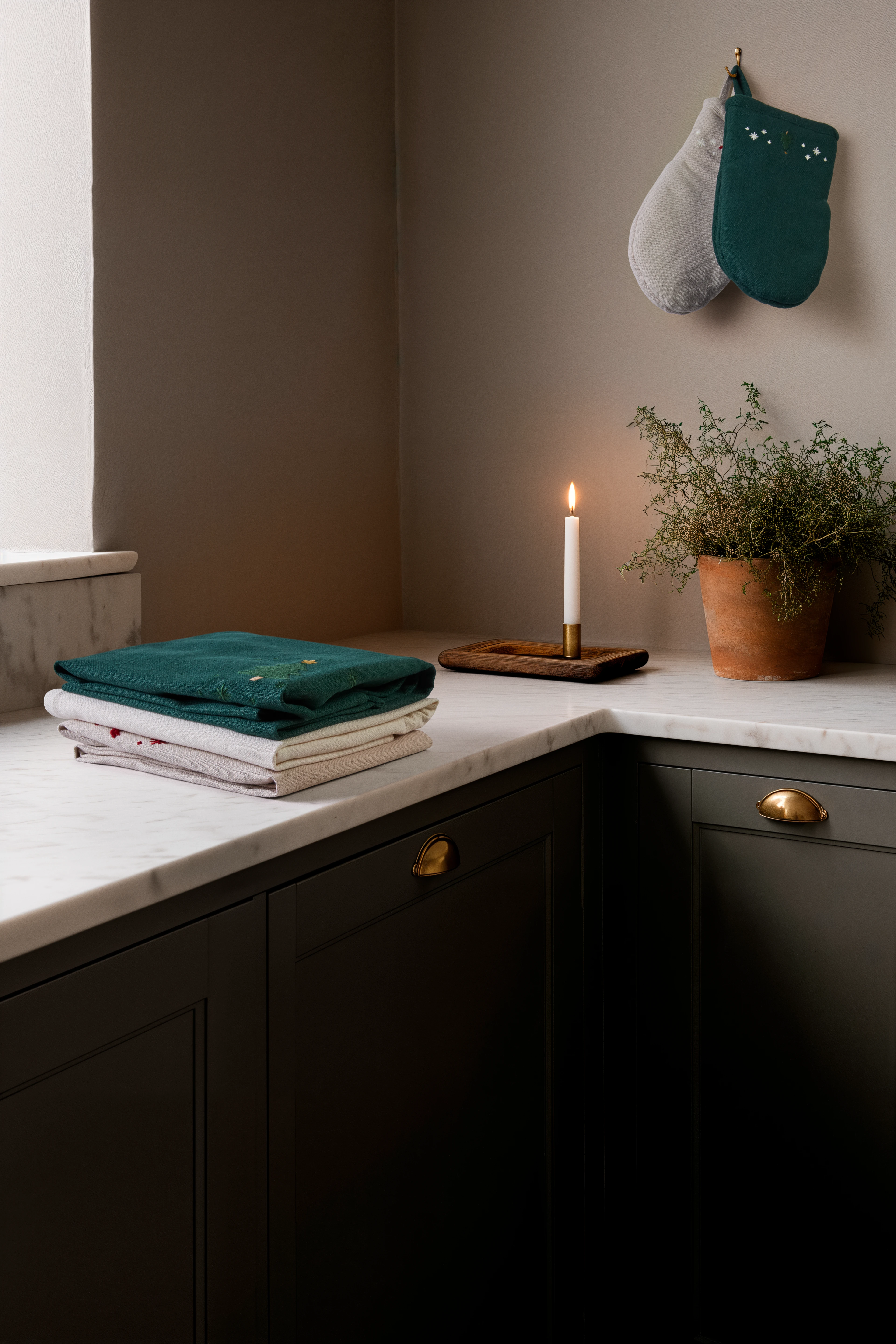 Ovnhandske fra JUNA i farven Grøn, lavet af Bomuldsblanding