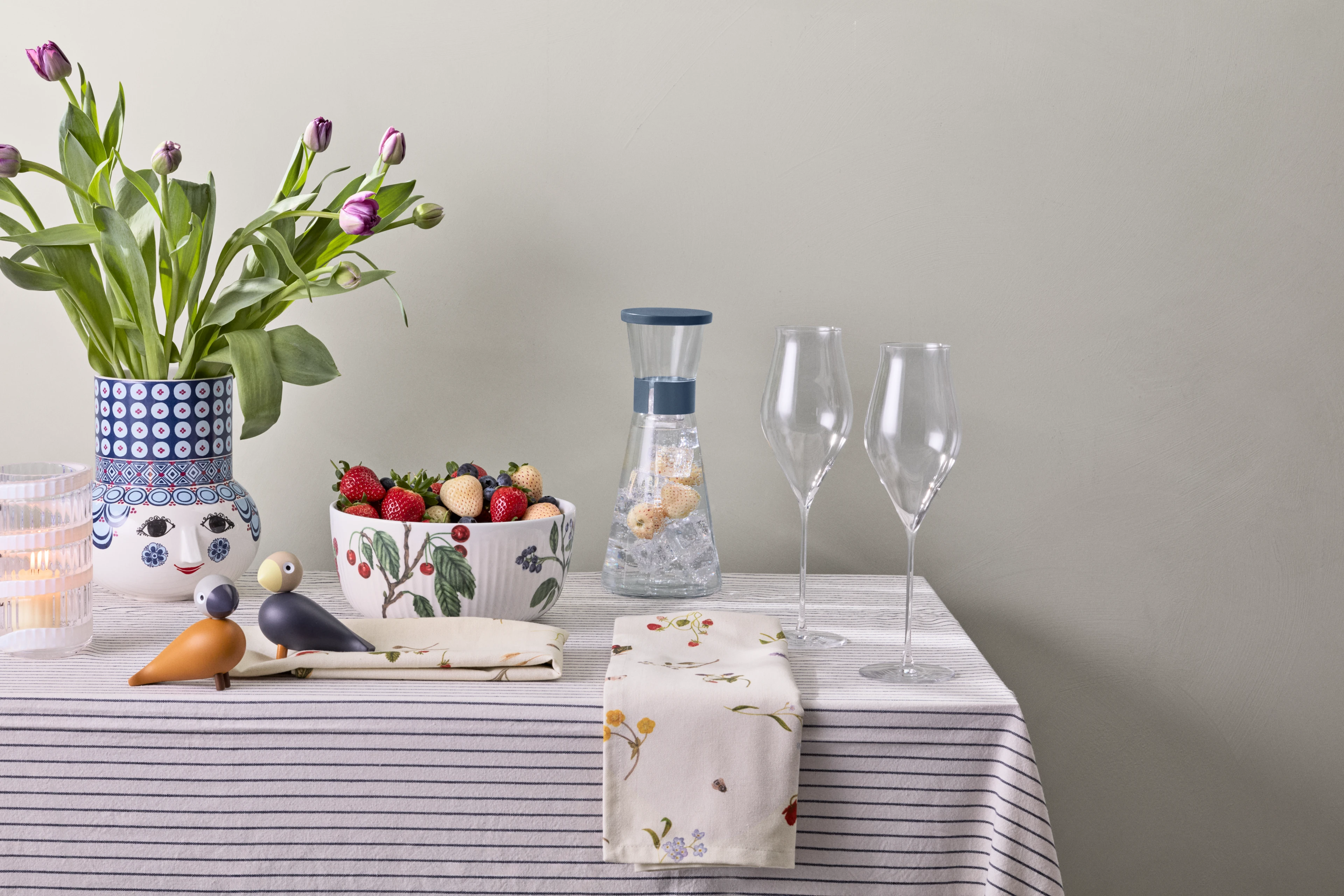 You & Me Turtelduer H9 cm 1 sæt fra Kay Bojesen i farven Kul/Mørk okker, lavet af Træ