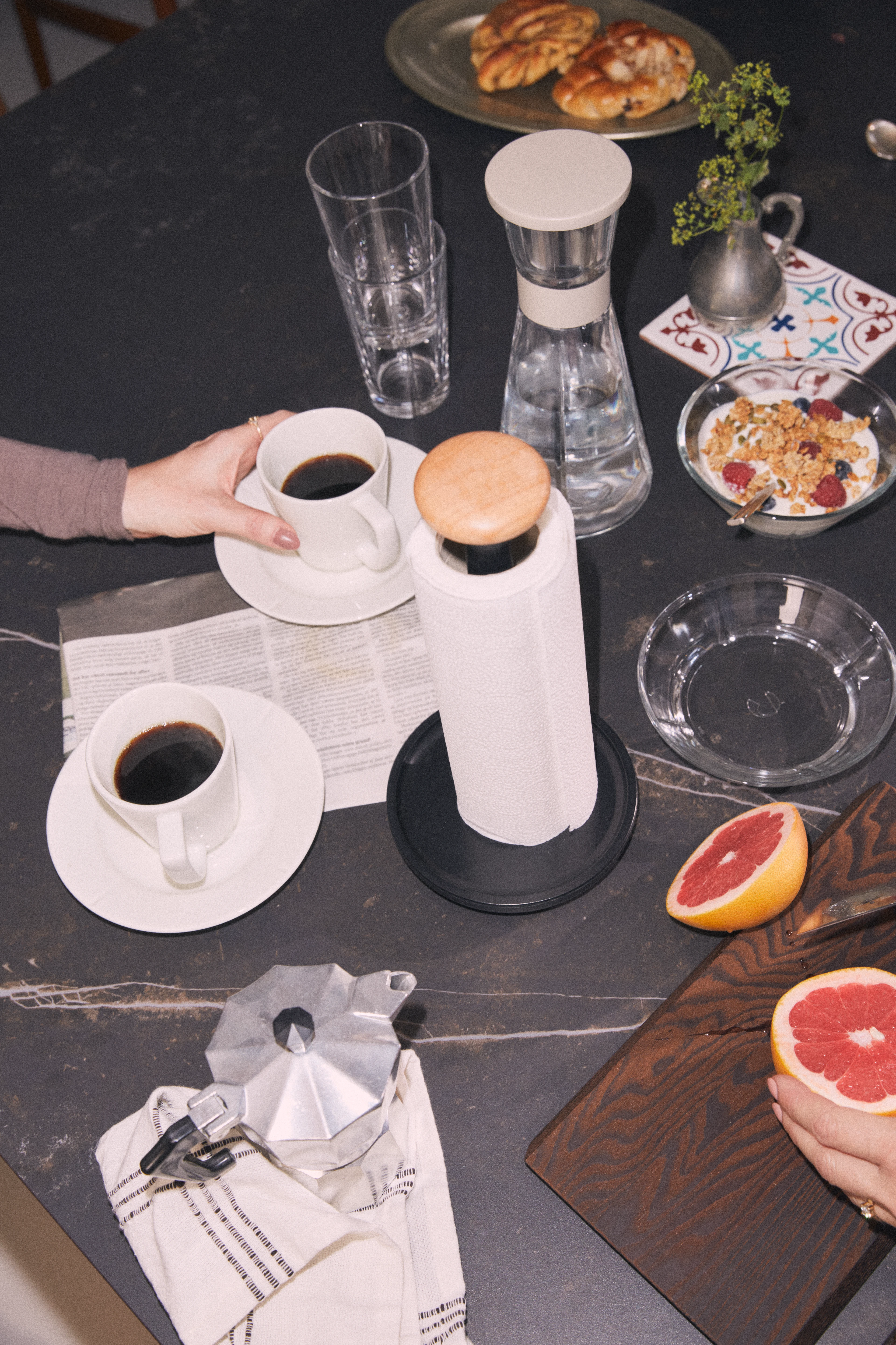 Paper Pal køkkenrulleholder H30cm fra Rosendahl i farven Sort, lavet af Plastik