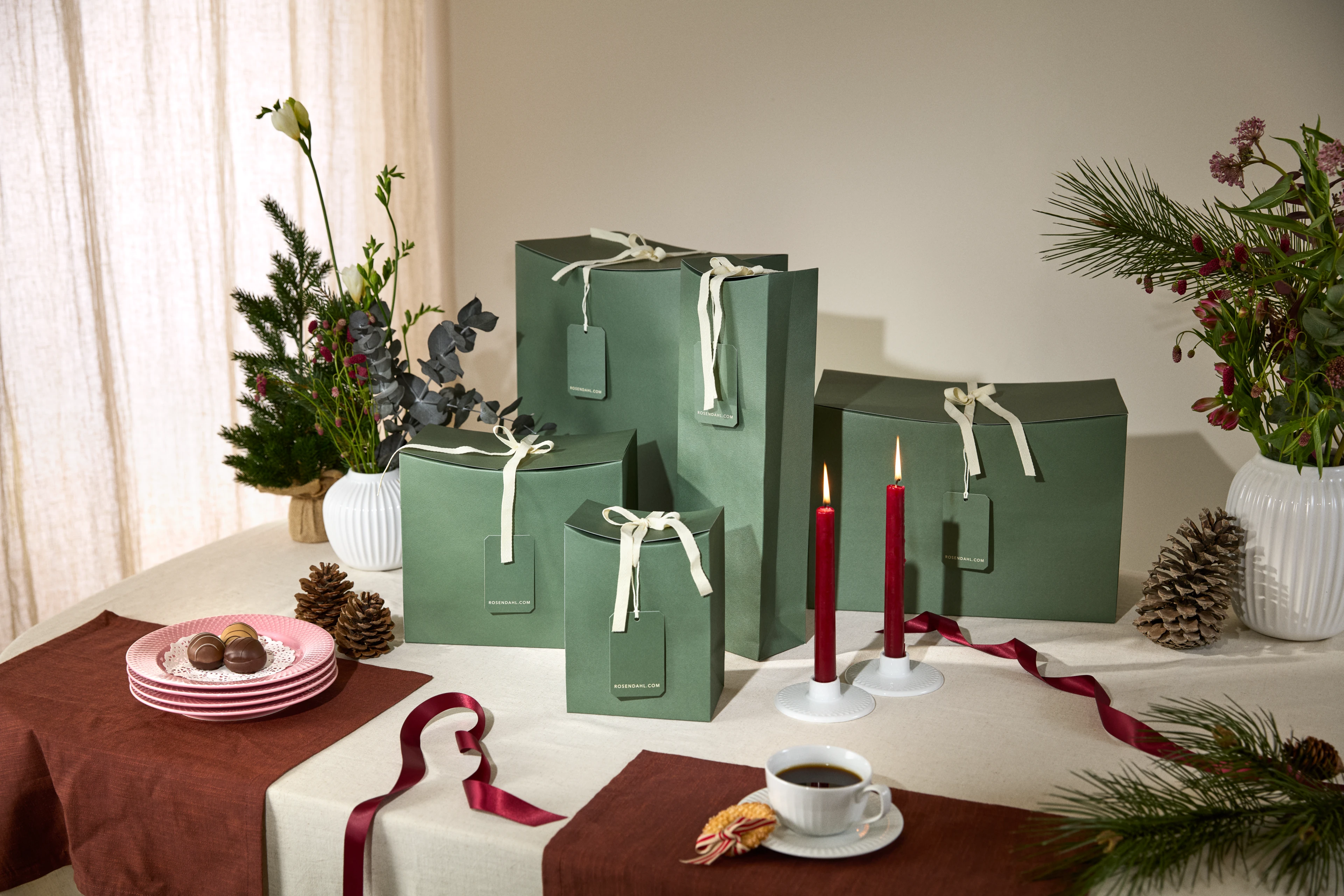 Stilleben med eleganta presentaskar, keramik och blommor på bordet – inspirerande presentguide för alla tillfällen.