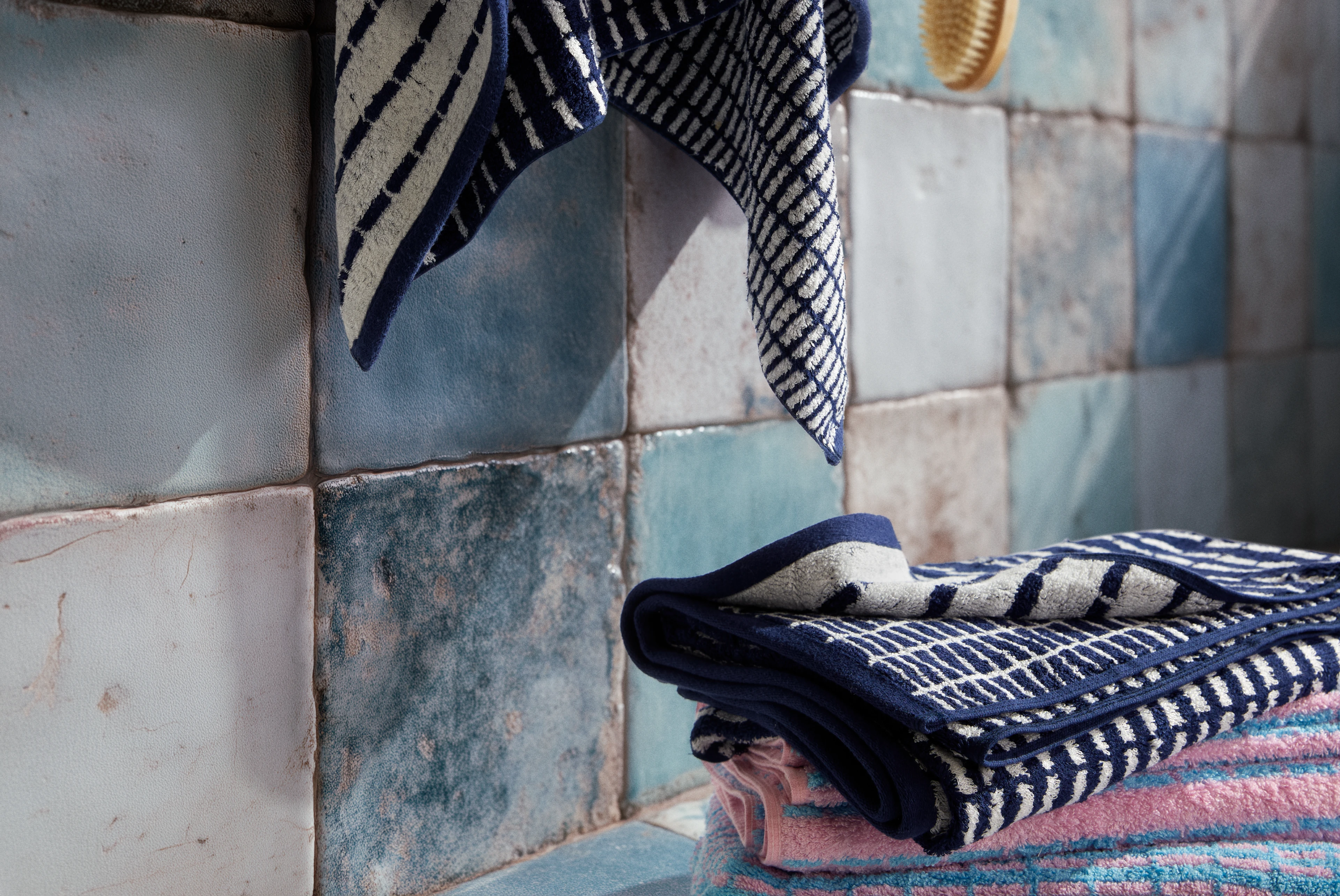 Towel 50x100 cm from JUNA in Dark blue/White color, made of Cotton blend