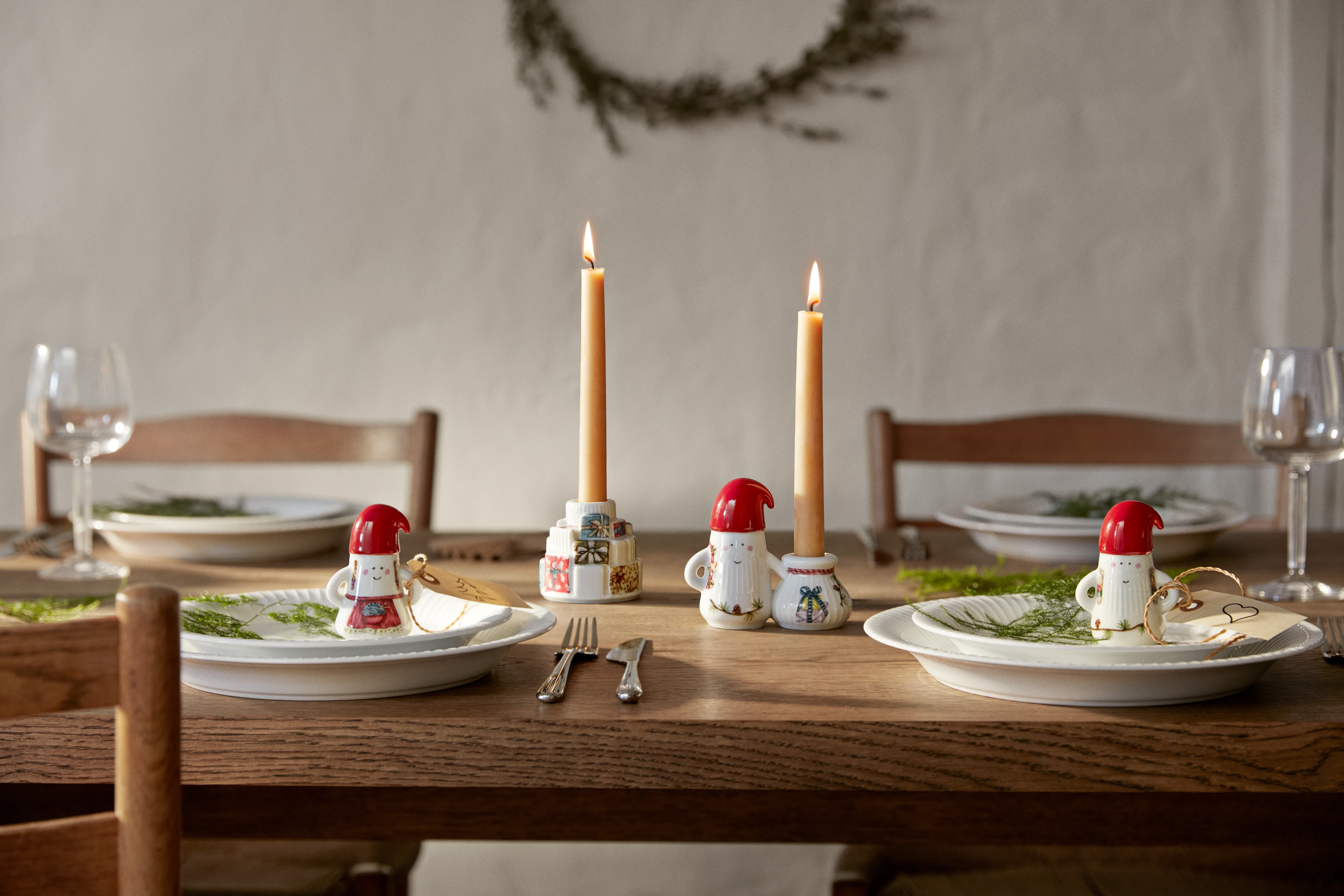 Weihnachtsmann Kerzenhalter H8.5 von Kähler in der Farbe Weiss mit Dekoration, hergestellt aus Keramik