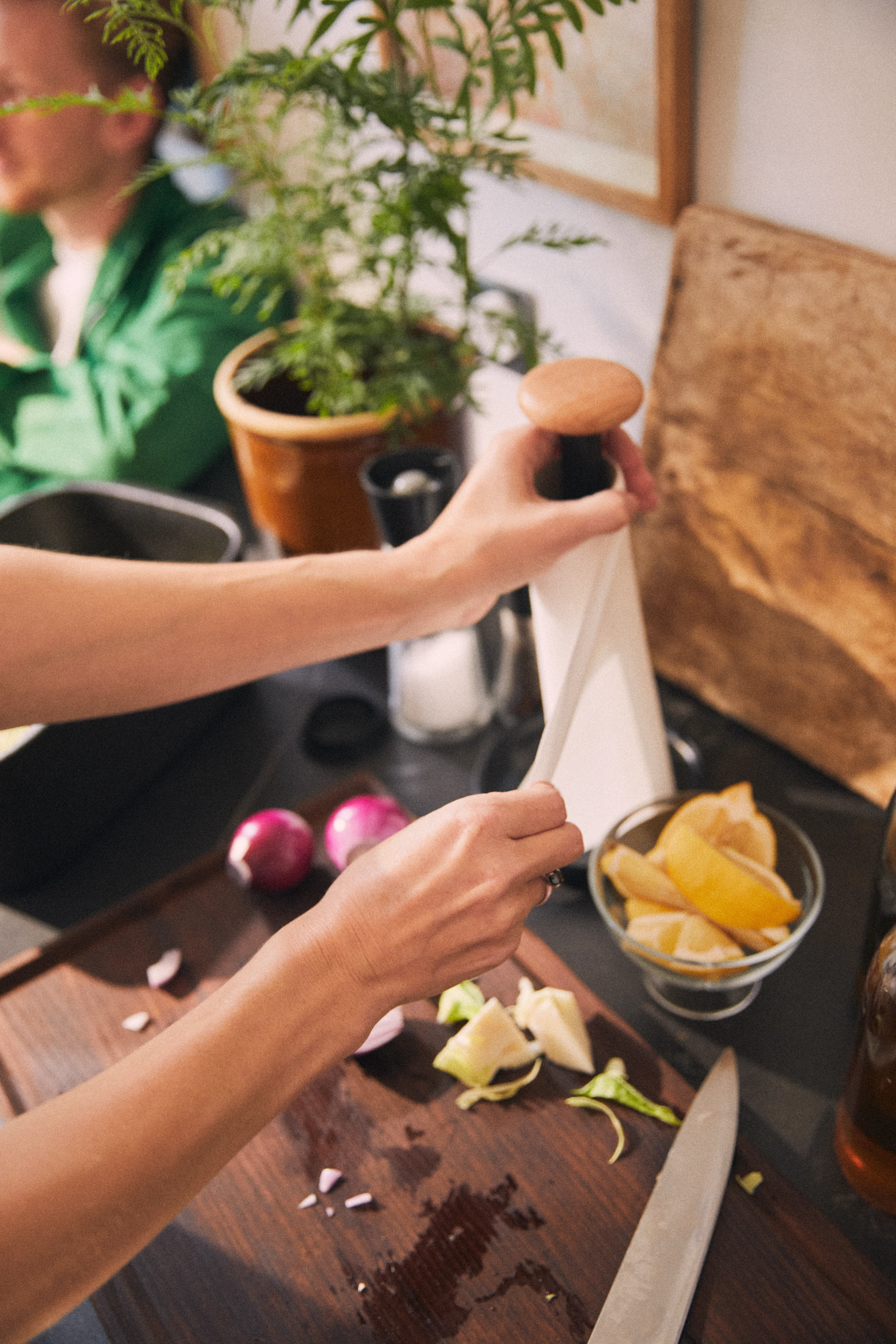 Paper Pal Kjøkkenrullholder H30cn fra Rosendahl i fargen Sort, laget av Plast