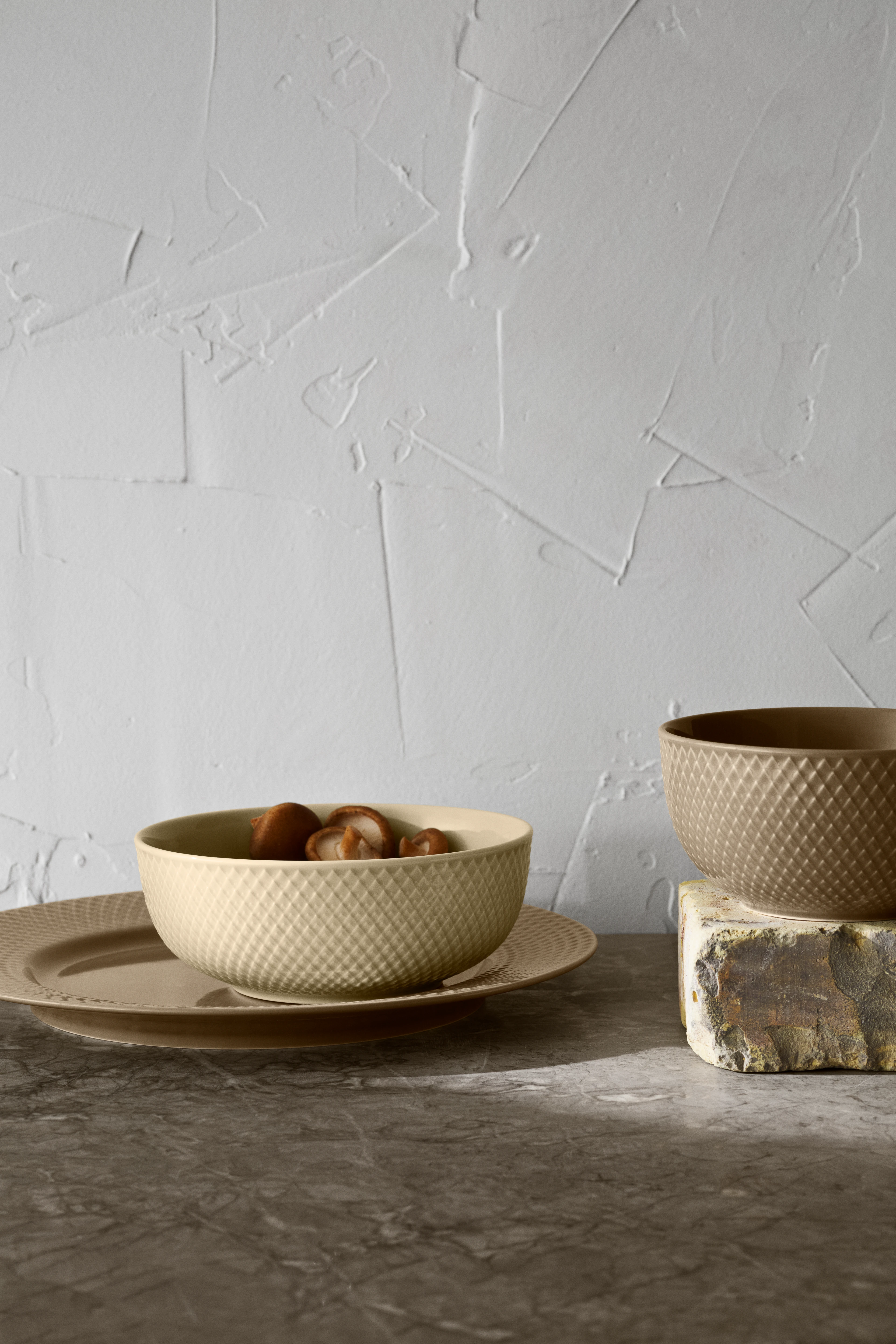 Middagstallerken Ø27 cm fra Lyngby Porcelæn i farven Clay, lavet af Keramik