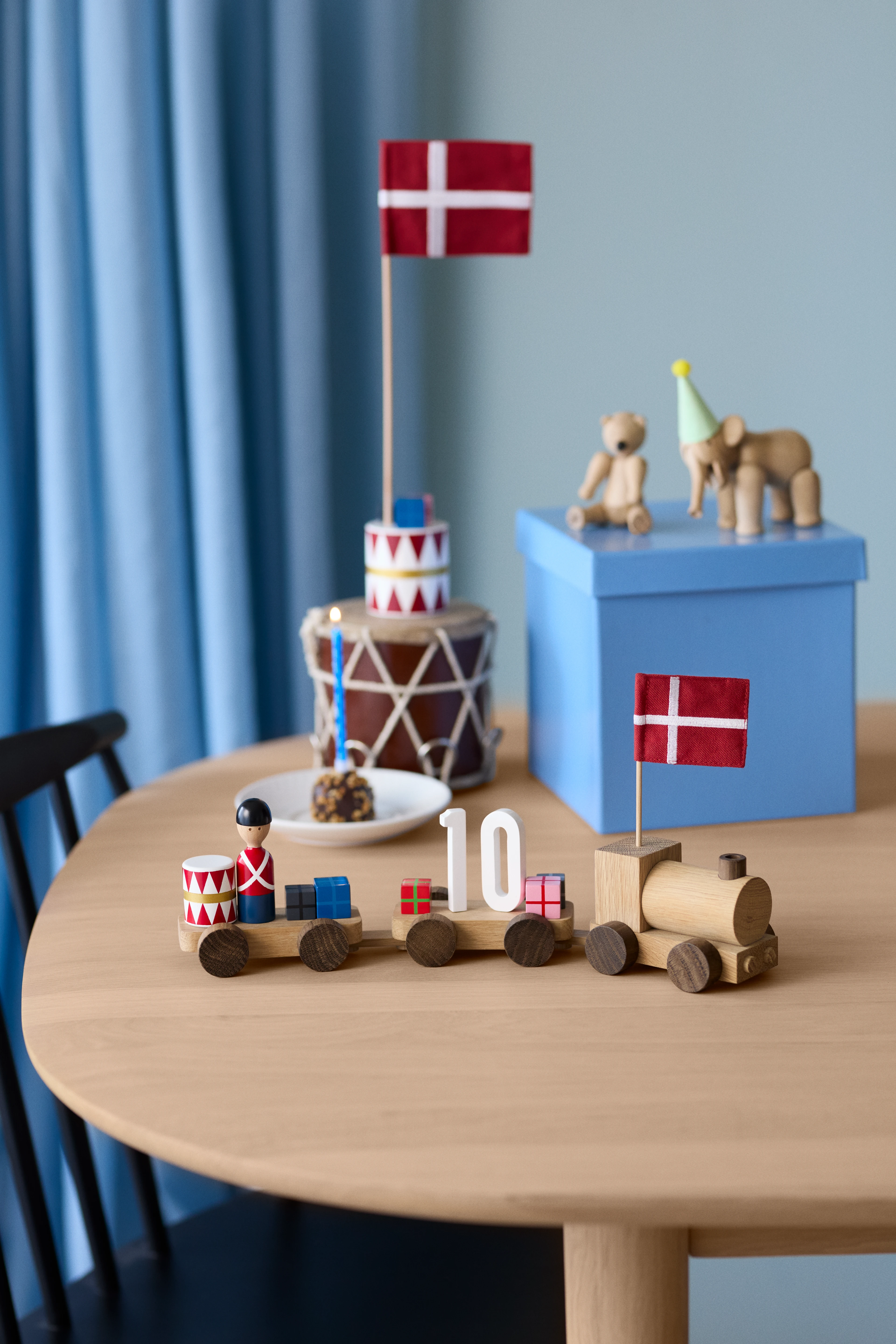 Kay Bojesen Birthday train Danish in Oak/Smoked oak