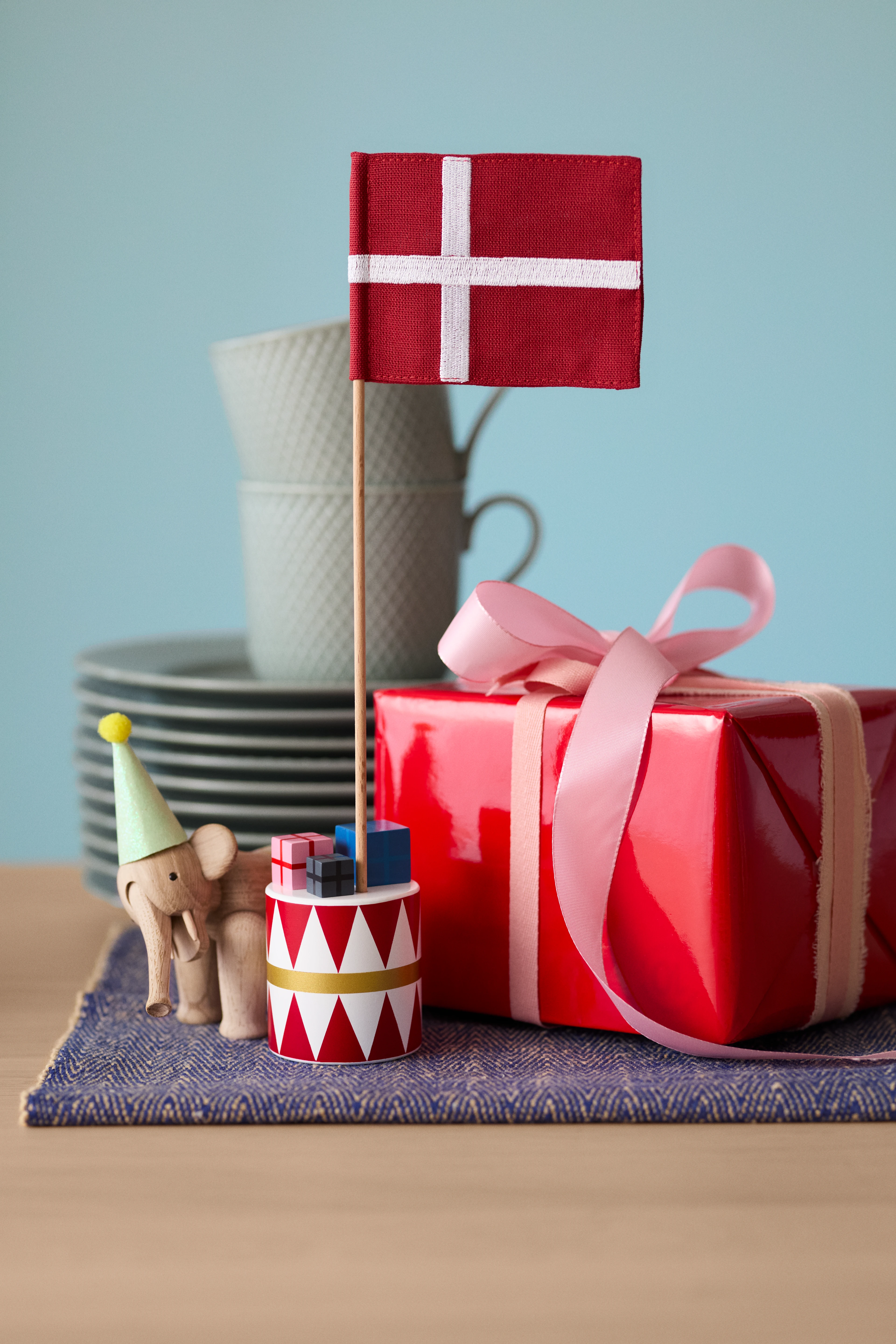 Table flag Danish H30 cm from Kay Bojesen in Red/White color, made of Wood